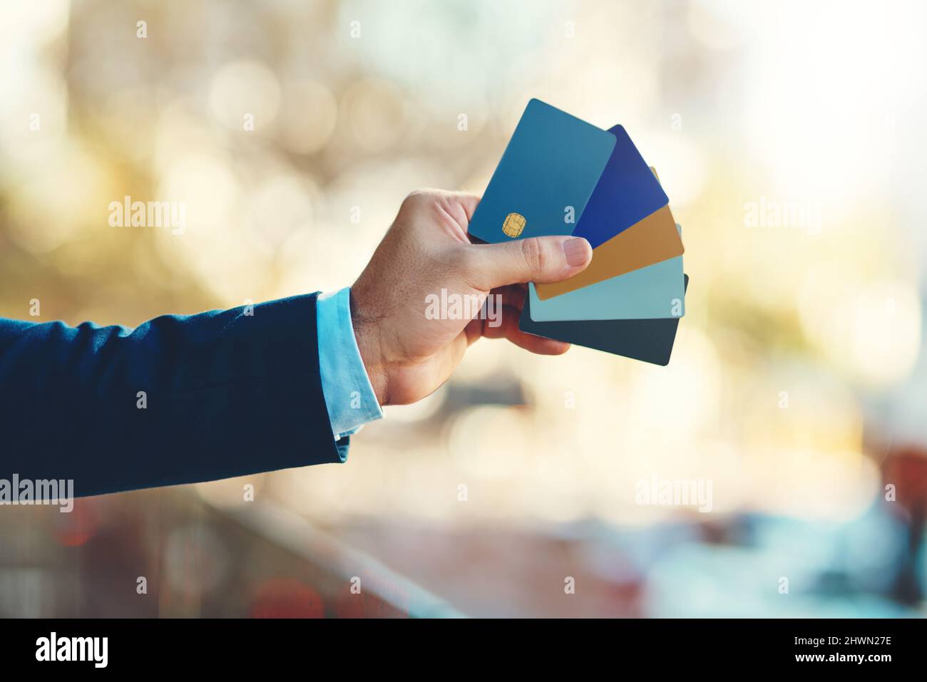 Es gibt eine für Ihre individuellen Bedürfnisse. Nahaufnahme eines nicht identifizierbaren Geschäftsmannes mit einer Auswahl von Kreditkarten. Stockfoto