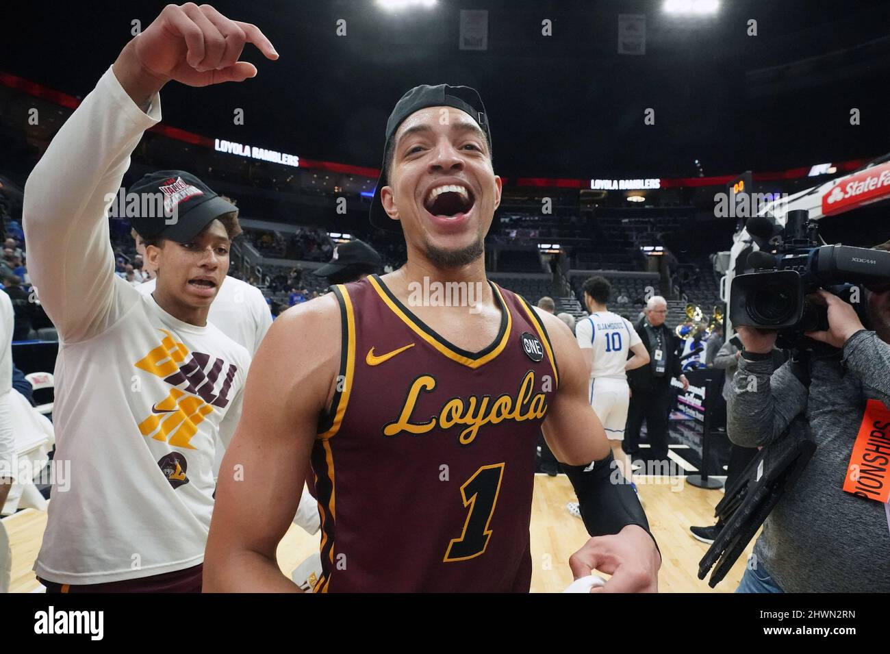 St. Louis, Usa. 06. März 2022. Loyola Ramblers Lucas Williamson feiert am Sonntag, den 6. März 2022, im Enterprise Center in St. Louis seinen Teamsieg gegen die Drake Bulldogs beim Missouri Valley Conference Tournament Championship Game. Loyola besiegte Drake 64-58. Foto von Bill Greenblatt/UPI Credit: UPI/Alamy Live News Stockfoto