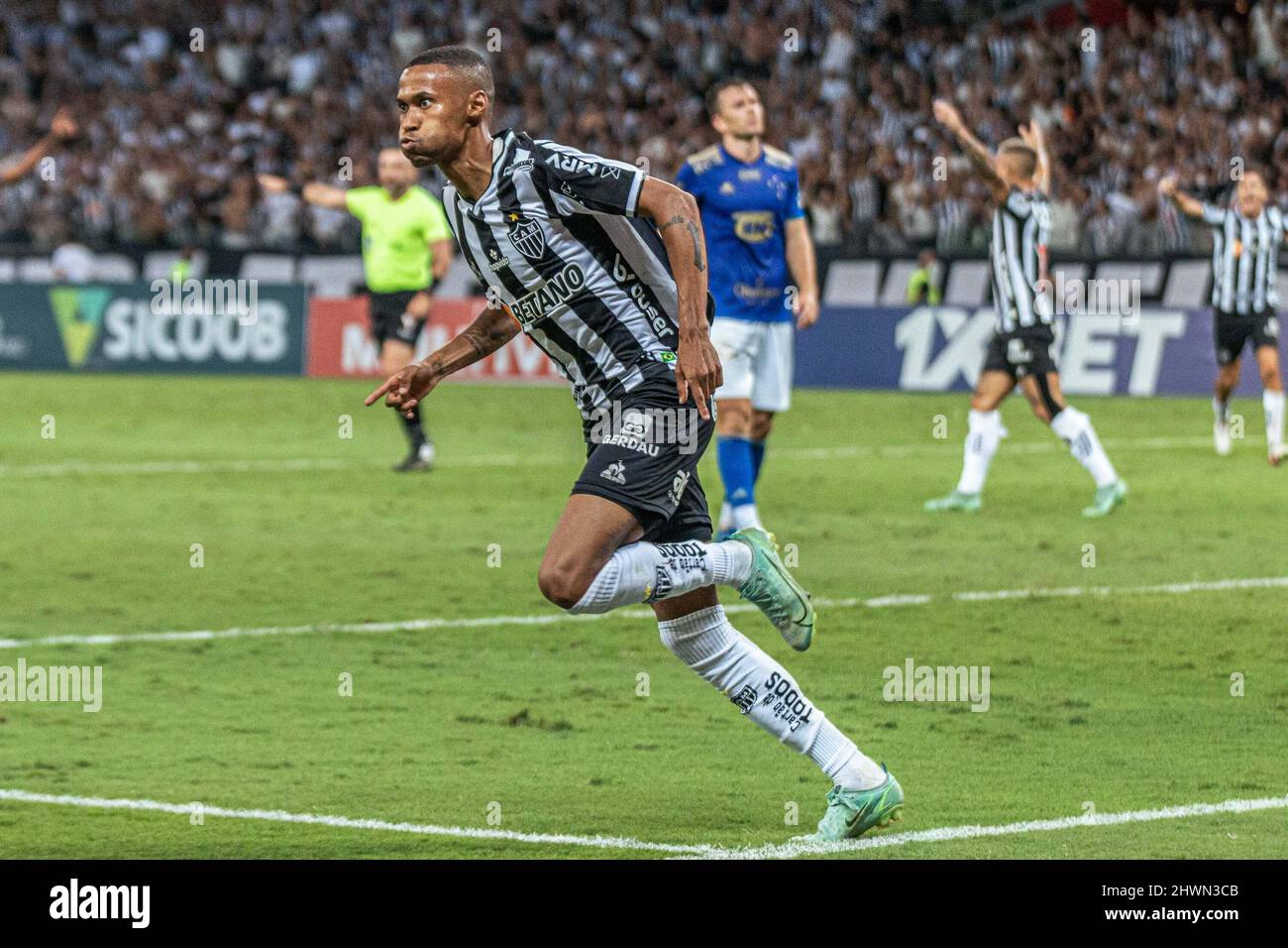 Belo Horizonte, Minas Gerais, Brasilien. 6. März 2022. Belo Horizonte (MG), 06/03/2022 - MINEIRO/ATLETICO-MG X CRUZEIRO - Adamir, do Atletico-MG, comemora Seu gol durante a partida contra o Cruzeiro, valida pela nona rodada do Campeonato Mineiro de Futebol 2022, realizada no estadio do Mineirao, em Belo Horizonte (6), neste domingo (Bild: © Breno Babu/TheNEWS2 über ZUMA Press Wire) Stockfoto