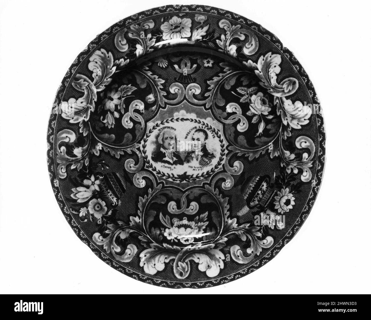 Teller mit Medaillon-Porträts von Washington und Lafayette. Hersteller: Ralph Stevenson und Williams, britisch, ca. 1824–27After Quellenmaterial a) nach dem Gemälde von: Gilbert Stuart, Amerikaner, 1755–1828After Quellenmaterial b) gezeichnet und gestochen von: Amédée Felix Barthélémy Geille, französisch, 1802–1843Honorand: George Washington, Amerikaner, 1732–1799, LL.D. 1781Honorand: Gilbert du Motier, Marquis de Lafayette, französisch, 1757–1834 Stockfoto