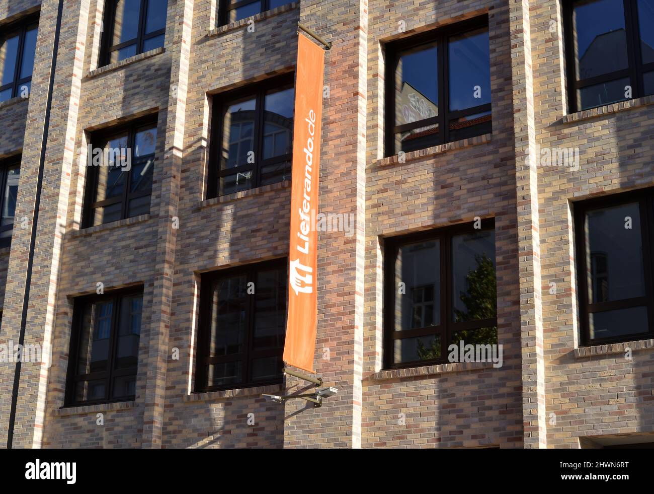 Berlin, Deutschland, Lieferfirma Lieferando Gebäude mit hohem Banner in Kreuzberg Stockfoto