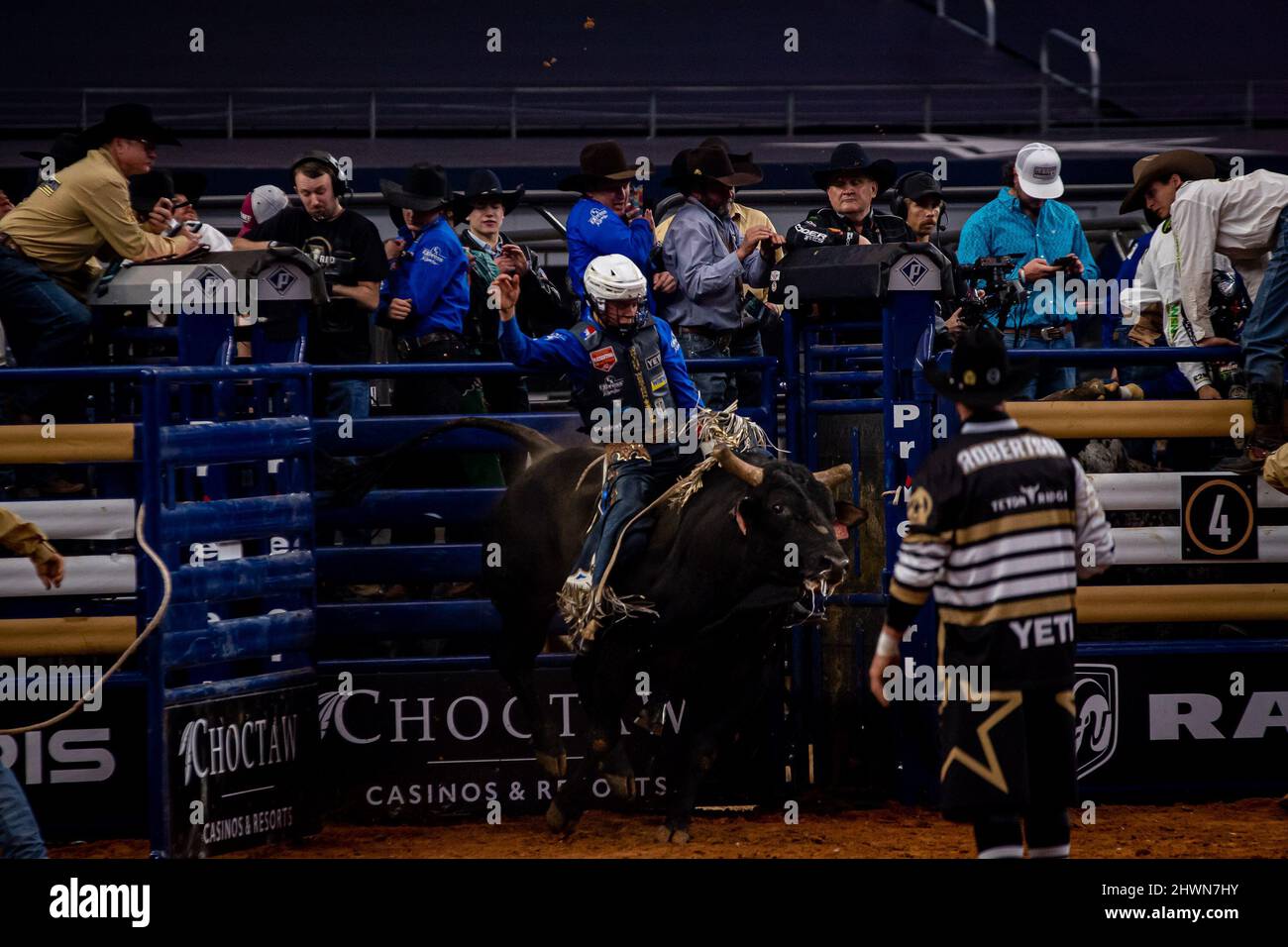 Arlington, Texas, USA. 06. März 2022. Arlington TX - 06. März: Stetson Wright fährt während des American Rodeo in der AT&T Arena in Arlington, Texas, USA, für 39D Top Shelf für 88,50 Punkte. (Foto von Matt Davies/PXImages) Credit: Px Images/Alamy Live News Stockfoto