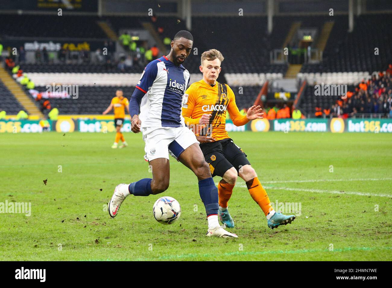 MKM Stadium, Hull, England - 5.. März 2022 Semi Ajayi (6) von West Bromwich wird von Keane Lewis-Potter (11) von Hull verfolgt - während des Spiels Hull City gegen West Bromwich Albion, EFL Championship 2021/22 MKM Stadium, Hull, England - 5.. März 2022 Credit: Arthur Haigh/WhiteRoseFotos/Alamy Live News Stockfoto