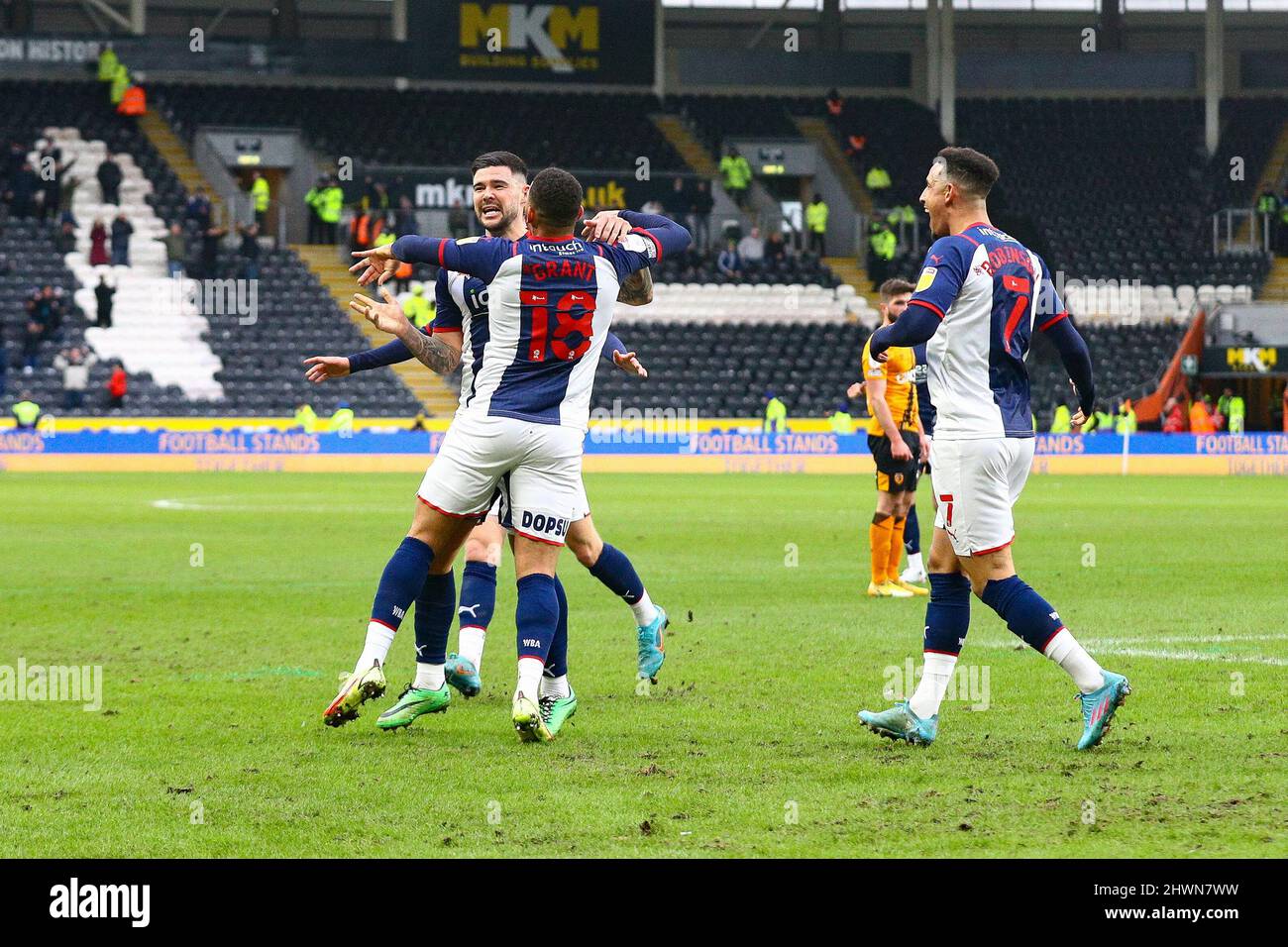 MKM Stadium, Hull, England - 5.. März 2022 Karlan Grant (18) von West Bromwich nach dem Tor zum Eröffnungstreffer 0 - 1 während des Spiels Hull City gegen West Bromwich Albion, EFL Championship 2021/22 MKM Stadium, Hull, England - 5.. März 2022 Credit: Arthur Haigh/WhiteRoseFotos/Alamy Live News Stockfoto