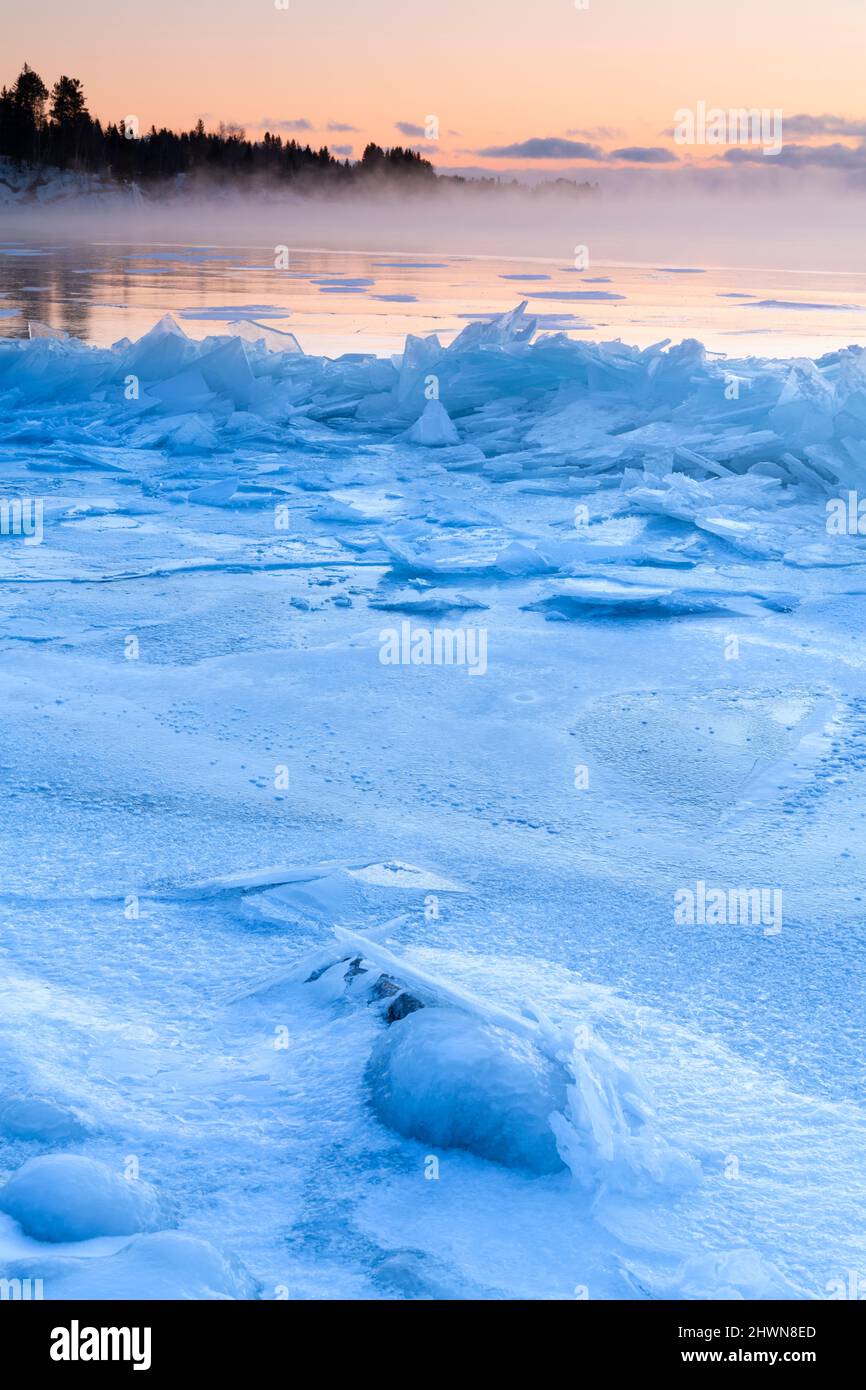 Natürlich angehäuftes Eis am Ufer des Lake Superior, in der Nähe von zwei Häfen, Minnesota, USA, von Dominique Braud/Dembinsky Photo Assoc Stockfoto