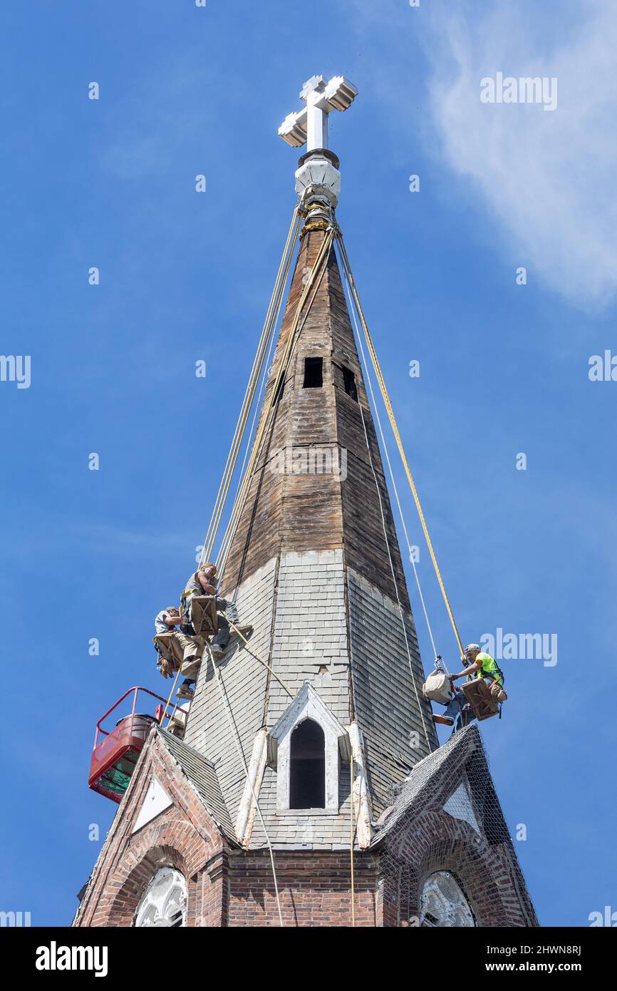 Arbeiter reparieren den Kirchturm von Saint John’s Church in Burlington, Iowa mehrere Wochen nach schweren Stürmen und Derecho, die die Staaten des Mittleren Westens getroffen haben. Stockfoto