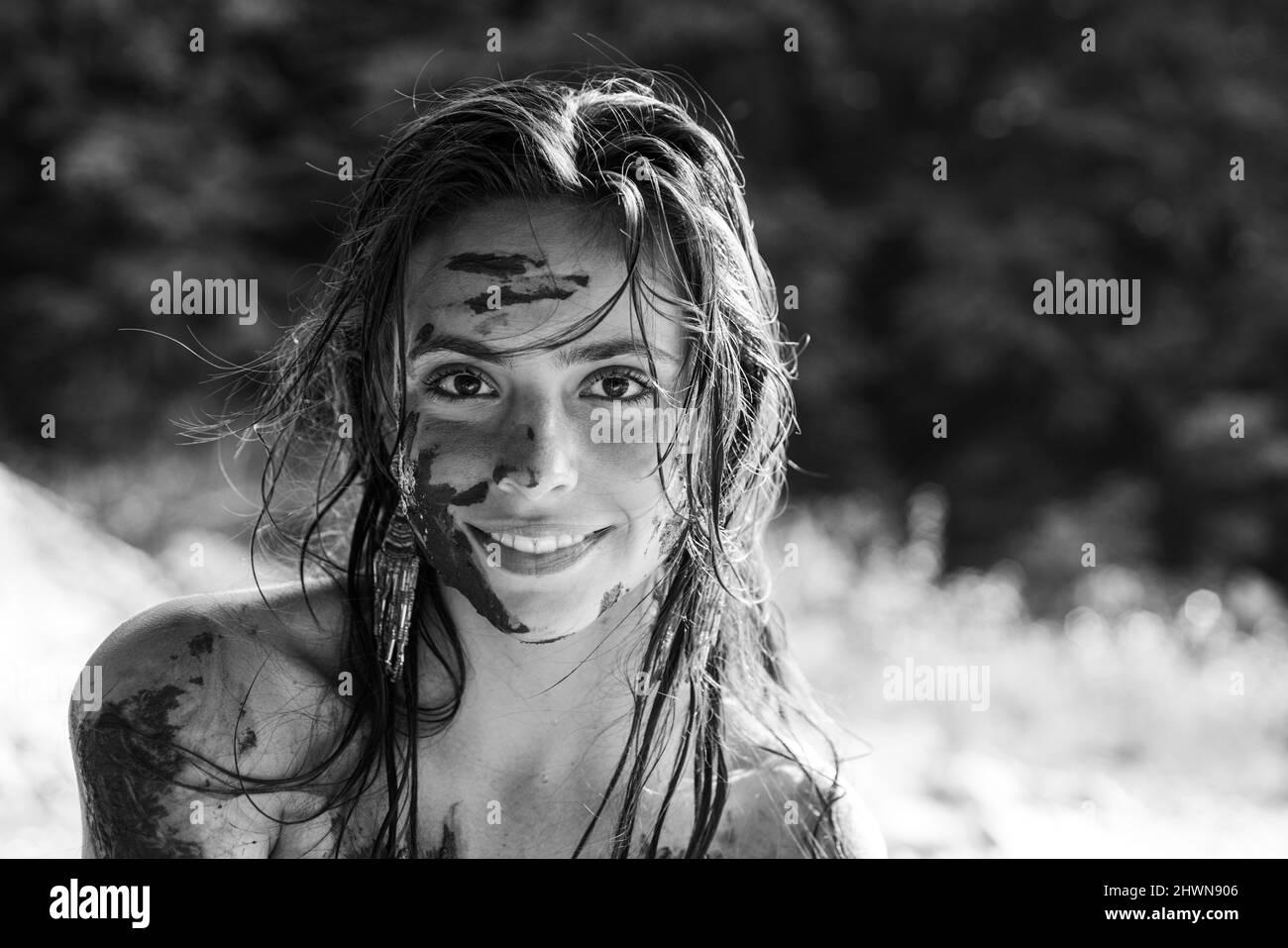 Lustige schmutzige Mädchen. Womans Gesicht in Schlamm bedeckt. Stockfoto