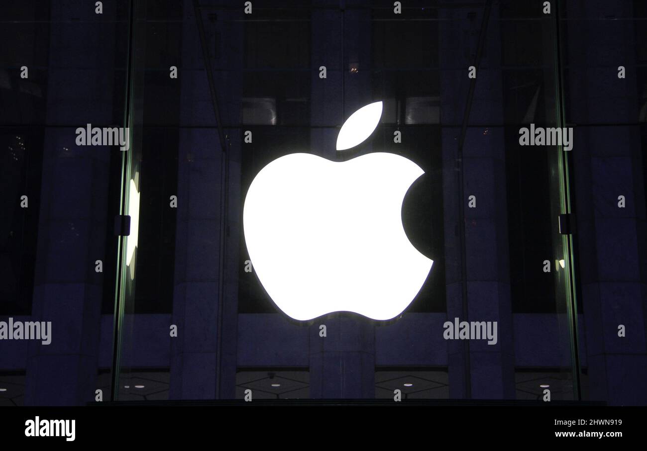 New York, USA. 6. März 2022. (NEU) Zara schließt wegen der Invasion der Ukraine alle 502 Filialen in Russland. 6. März 2022, New York, USA: Der spanische Modehändler Inditex SA, Inhaber von Zara, Apple, Microsoft, Paypal und Samsung, setzt sein Geschäft in Russland wegen der Invasion in der Ukraine aus. ZaraÃ¢â‚¬â„¢502 Geschäfte in Russland sollen am Sonntag (06) wegen der Invasion von RussiaÃ¢â‚¬â„¢in die Ukraine schließen. Andere Unternehmen wie IKEA, H&M, Boohoo, Rolls Royce, Burberry, Jaguar Land Rover (JLR), General Motors, Aston Martin und Netflix haben den Betrieb in Russland bereits eingestellt oder unterbrochen. (Bild: © Niyi Fote/ Stockfoto