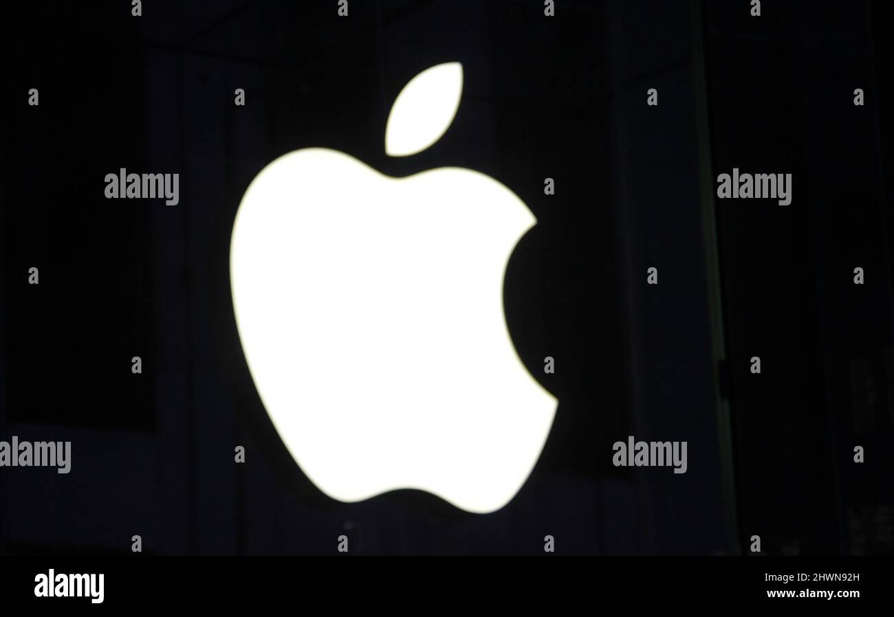 New York, USA. 6. März 2022. (NEU) Zara schließt wegen der Invasion der Ukraine alle 502 Filialen in Russland. 6. März 2022, New York, USA: Der spanische Modehändler Inditex SA, Inhaber von Zara, Apple, Microsoft, Paypal und Samsung, setzt sein Geschäft in Russland wegen der Invasion in der Ukraine aus. ZaraÃ¢â‚¬â„¢502 Geschäfte in Russland sollen am Sonntag (06) wegen der Invasion von RussiaÃ¢â‚¬â„¢in die Ukraine schließen. Andere Unternehmen wie IKEA, H&M, Boohoo, Rolls Royce, Burberry, Jaguar Land Rover (JLR), General Motors, Aston Martin und Netflix haben den Betrieb in Russland bereits eingestellt oder unterbrochen. (Bild: © Niyi Fote/ Stockfoto