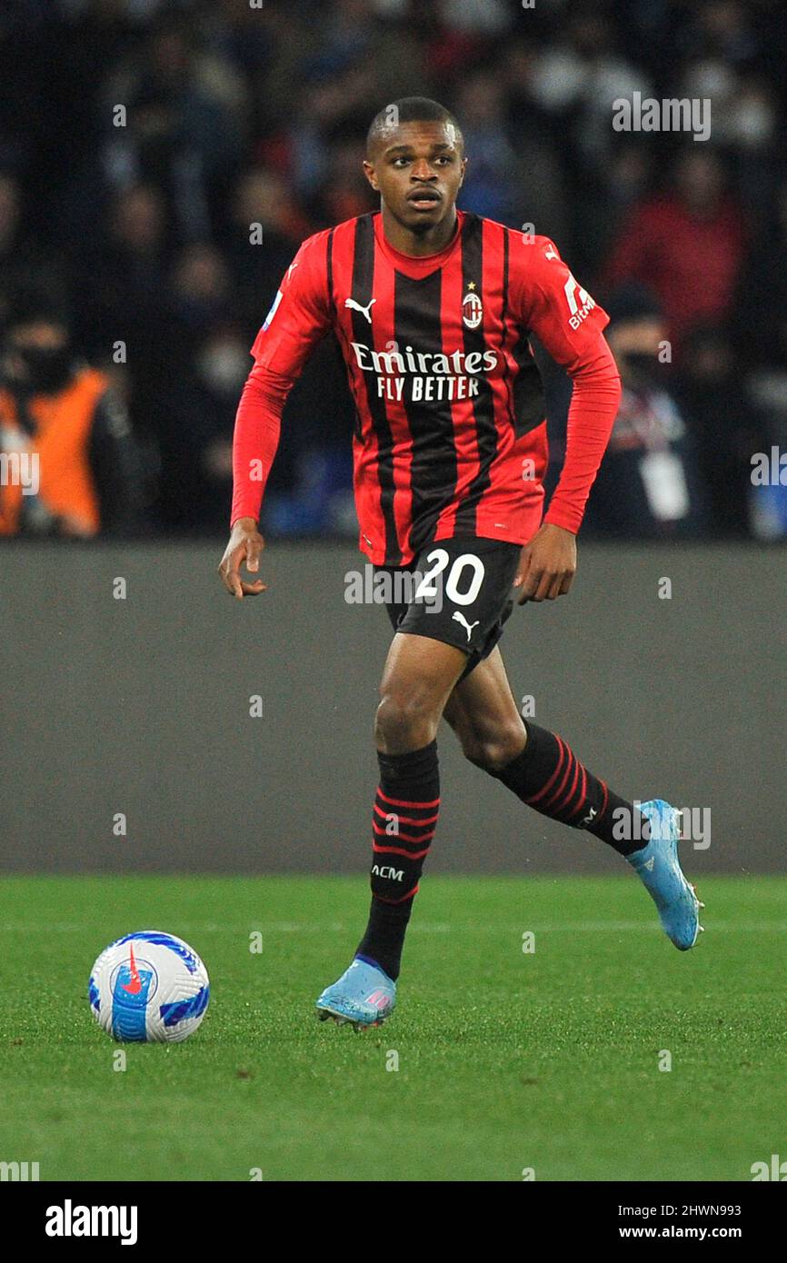 Napoli, Italien. 06. März 2022. Pierre Kalulu Spieler von Mailand, während des Spiels der italienischen Serie A Liga zwischen Napoli gegen Mailand Endergebnis, Napoli 0, Mailand 1, Spiel im Diego Armando Maradona Stadion gespielt. Napoli, Italien, 06. März 2022. Quelle: Vincenzo Izzo/Alamy Live News Stockfoto