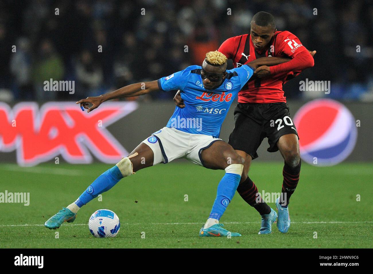 Napoli, Italien. 06. März 2022. Pierre Kalulu Spieler von Mailand und Victor Osimhen Spieler von Neapel, während des Spiels der italienischen Serie A Liga zwischen Napoli gegen Mailand Endergebnis, Napoli 0, Mailand 1, Spiel im Diego Armando Maradona Stadion gespielt. Napoli, Italien, 06. März 2022. Quelle: Vincenzo Izzo/Alamy Live News Stockfoto