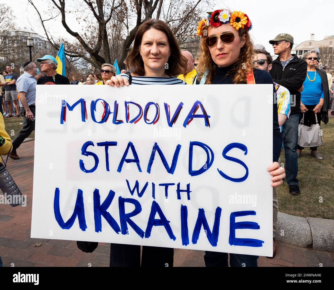 Washington, Usa. 06. März 2022. Frauen halten bei einer Kundgebung zur Unterstützung der Ukraine vor dem Weißen Haus ein Schild mit der Aufschrift „Moldawien steht mit der Ukraine“. Kredit: SOPA Images Limited/Alamy Live Nachrichten Stockfoto
