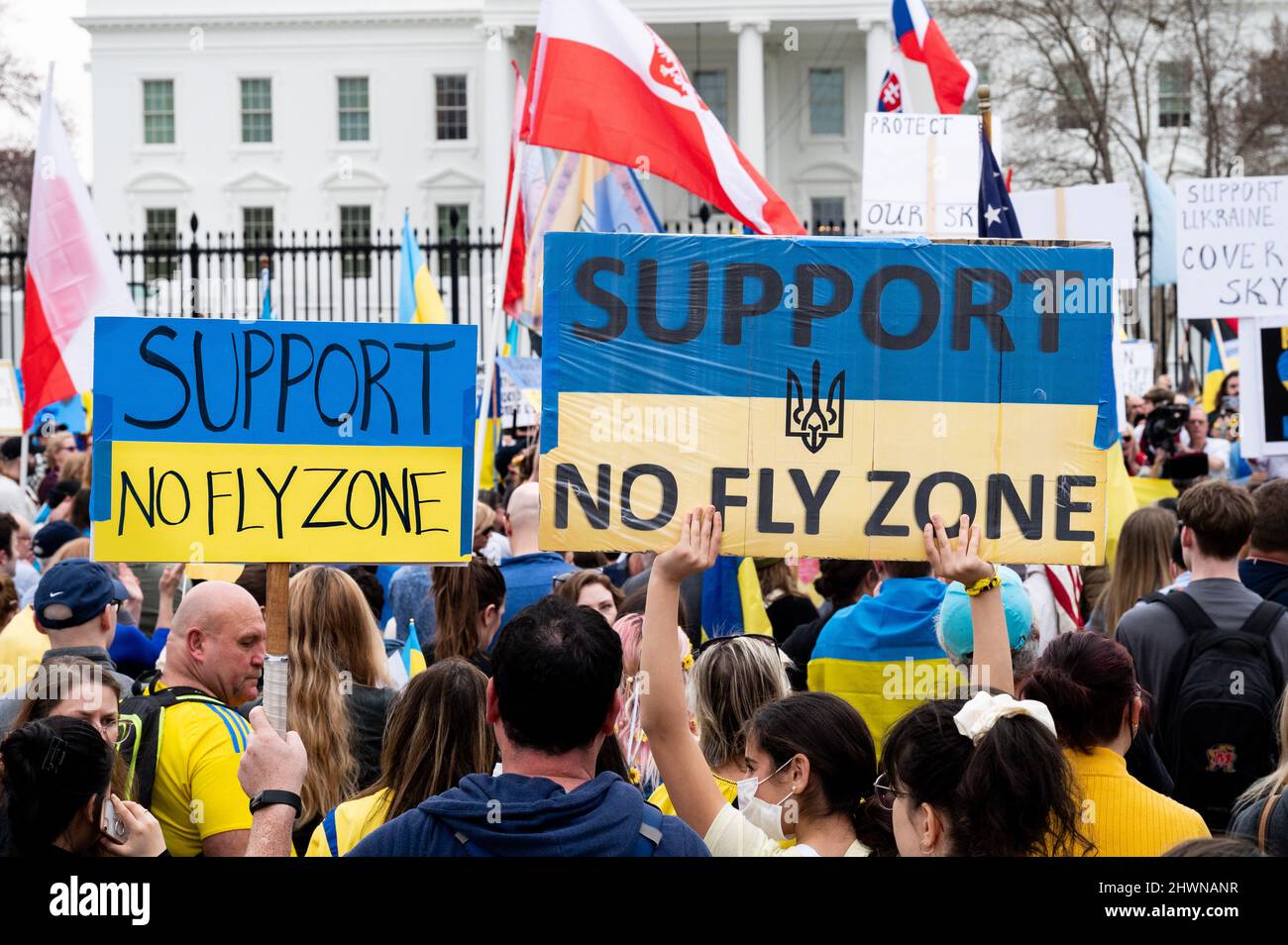 Washington, Usa. 06. März 2022. Schilder mit der Aufschrift „Unterstützung der Flugverbotszone“ wurden bei einer Kundgebung zur Unterstützung der Ukraine vor dem Weißen Haus gesehen. Kredit: SOPA Images Limited/Alamy Live Nachrichten Stockfoto