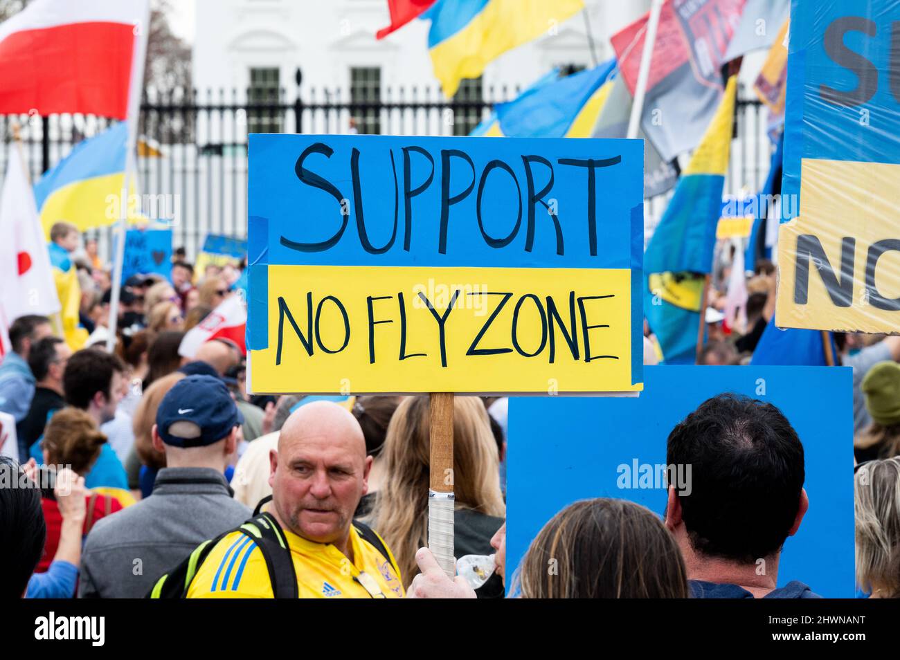 Washington, Usa. 06. März 2022. Ein Schild mit der Aufschrift „Unterstützung der Flugverbotszone“, das bei einer Kundgebung zur Unterstützung der Ukraine vor dem Weißen Haus gesehen wurde. Kredit: SOPA Images Limited/Alamy Live Nachrichten Stockfoto