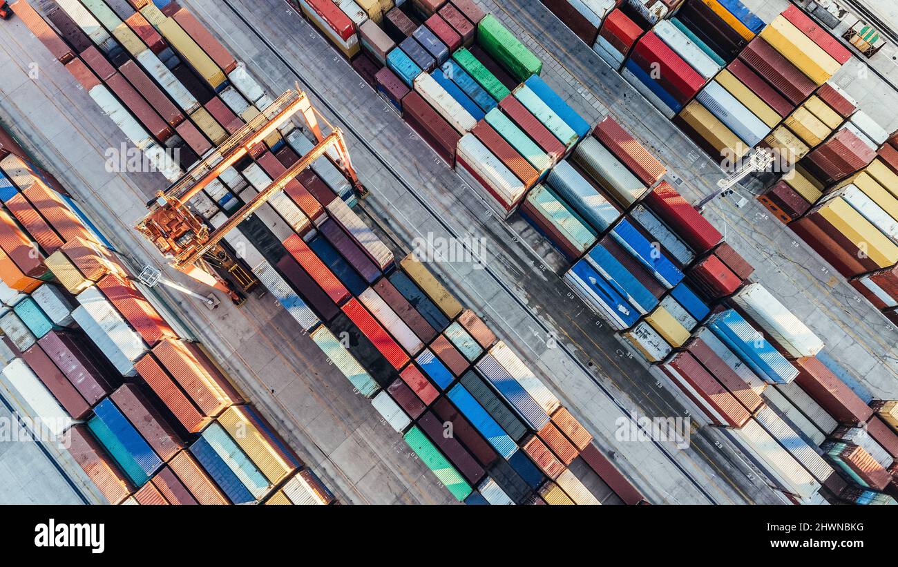 Luftaufnahme des Hafenterminals der Reederei. Buntes Muster von Containern im Hafen. Maritime Logistik globaler Inport Exporthandel Stockfoto