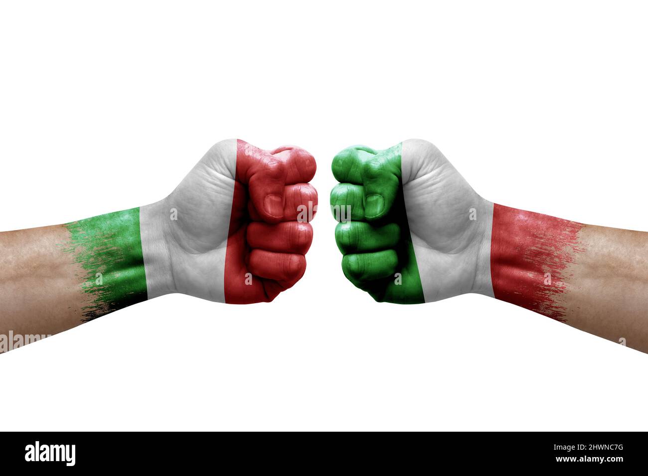 Zwei Hände schlagen sich gegenseitig auf weißem Hintergrund zu. Länderflaggen bemalten Fäuste, Konfliktkrisenkonzept zwischen italien und italien Stockfoto