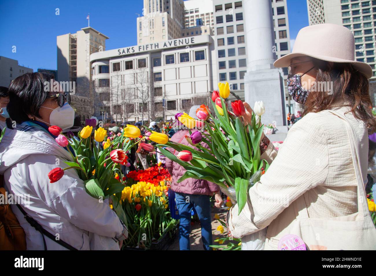 Kostenlose Tulpen ziehen Tausende zu S. F. Union Square, Kalifornien Stockfoto