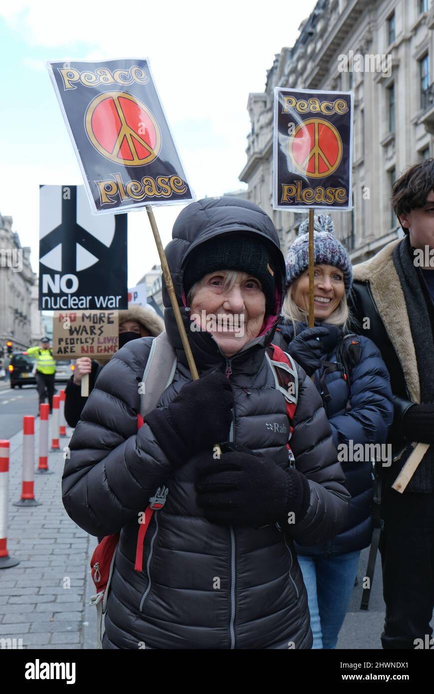 London, Großbritannien, 6.. März 2022. Hunderte versammelten sich in einem antikriegsmarsch, der das Ende des Konflikts in der Ukraine im Wege von Friedensverhandlungen forderte. Die Veranstaltung wurde von der Stop the war Coalition organisiert. Kredit: Elfte Stunde Fotografie/Alamy Live Nachrichten Stockfoto