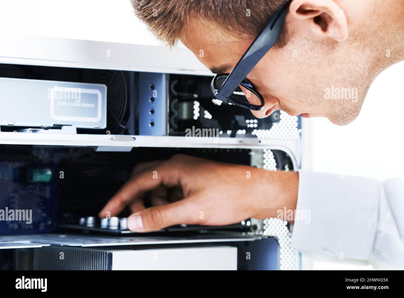 Anschließen der Drähte. Ein Hipster-Techniker, der an einem elektronischen Gerät arbeitet. Stockfoto