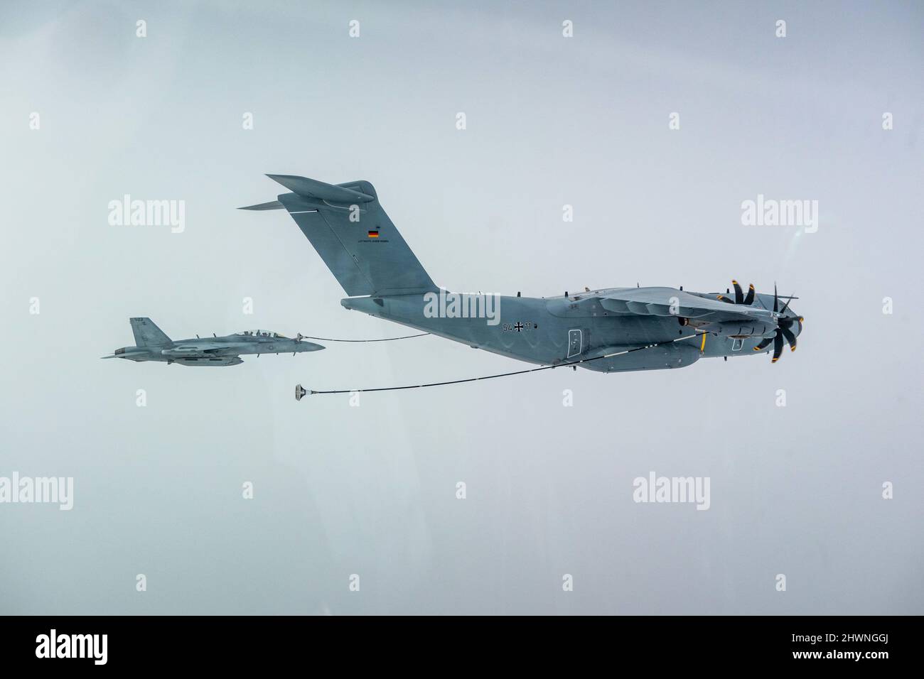 220301-N-NO874-1008 ÄGÄISCHES MEER (MAR 1, 2022) Ein Tanker der deutschen Luftwaffe A400M betankt einen EA-18G Growler, der an die "Rooks" des Electronic Attack Squadron (VAQ) 137 angeschlossen ist, zur Unterstützung von erweiterten Luftpatrouillen, 1. März 2022. Die Harry S. Truman Carrier Strike Group ist im Rahmen eines geplanten Einsatzes im Bereich der Sechsten Flotte der USA zur Unterstützung der Interessen der USA, der Alliierten und der Partner in Europa und Afrika unterwegs. (Foto mit freundlicher Genehmigung von Strike Fighter Squadron 11) Stockfoto