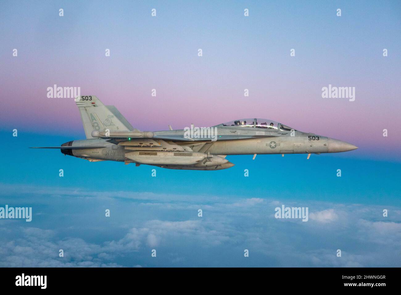 220301-N-NO874-1011 ÄGÄISCHES MEER (MAR 1, 2022) ein EA-18G Growler, der an die "Rooks" des Electronic Attack Squadron (VAQ) 137 befestigt ist, fliegt zur Unterstützung von erweiterten Luftpatrouillen über die Ägäis, 1. März 2022. Die Harry S. Truman Carrier Strike Group ist im Rahmen eines geplanten Einsatzes im Bereich der Sechsten Flotte der USA zur Unterstützung der Interessen der USA, der Alliierten und der Partner in Europa und Afrika unterwegs. (Foto mit freundlicher Genehmigung von Strike Fighter Squadron 11) Stockfoto