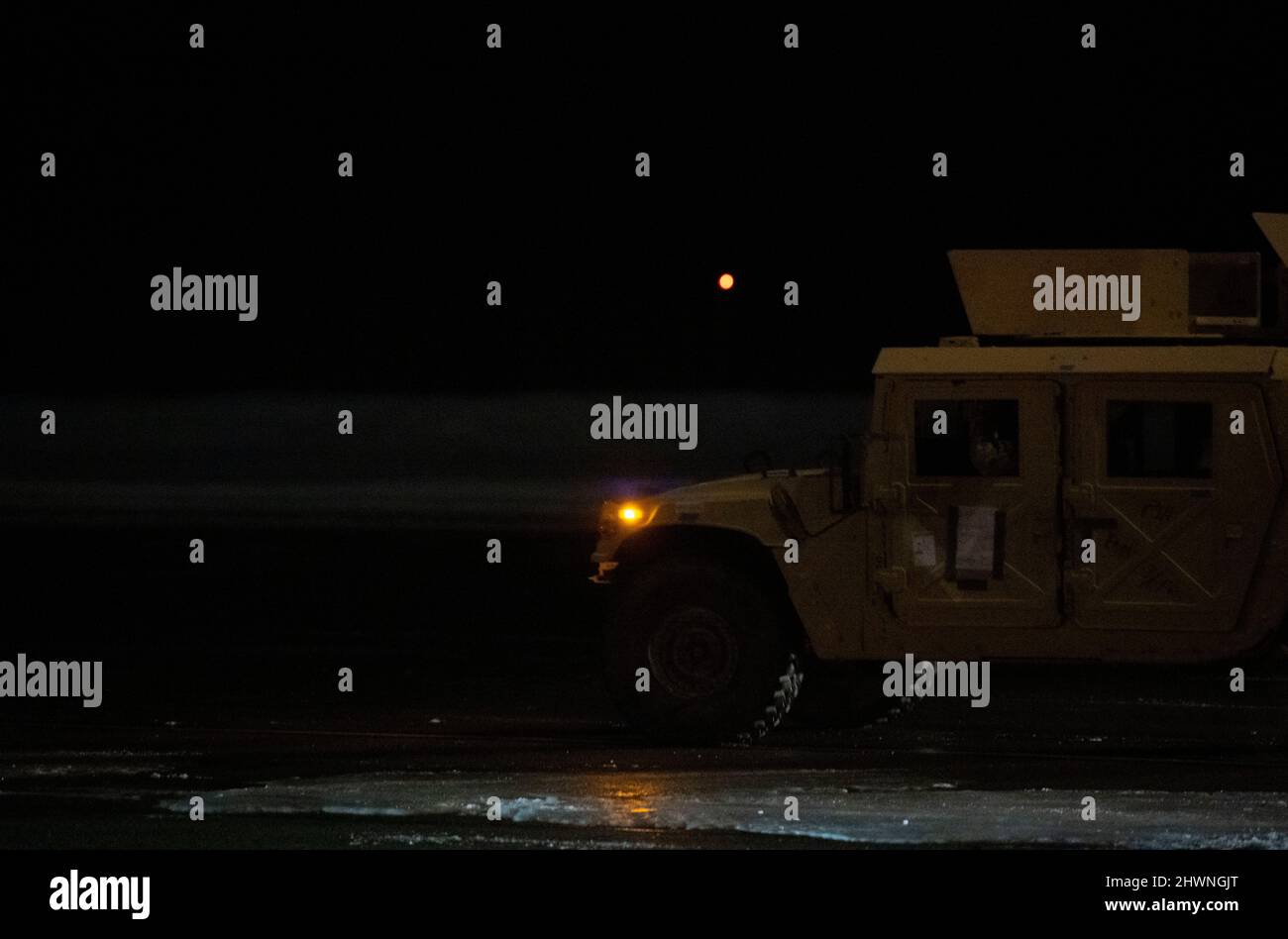 Ein Humvee kommt zur Vorbereitung auf die Übung ARCTIC EDGE 2022 auf der Eielson Air Force Base, Alaska, 1. März 2022 an. Die Fahrzeuge wurden AE22 zur simulierten Luft- und Raketenabwehr in kargen arktischen Umgebungen integriert. (USA Luftwaffe Foto von Senior Airman Joseph P. LeVeille) Stockfoto