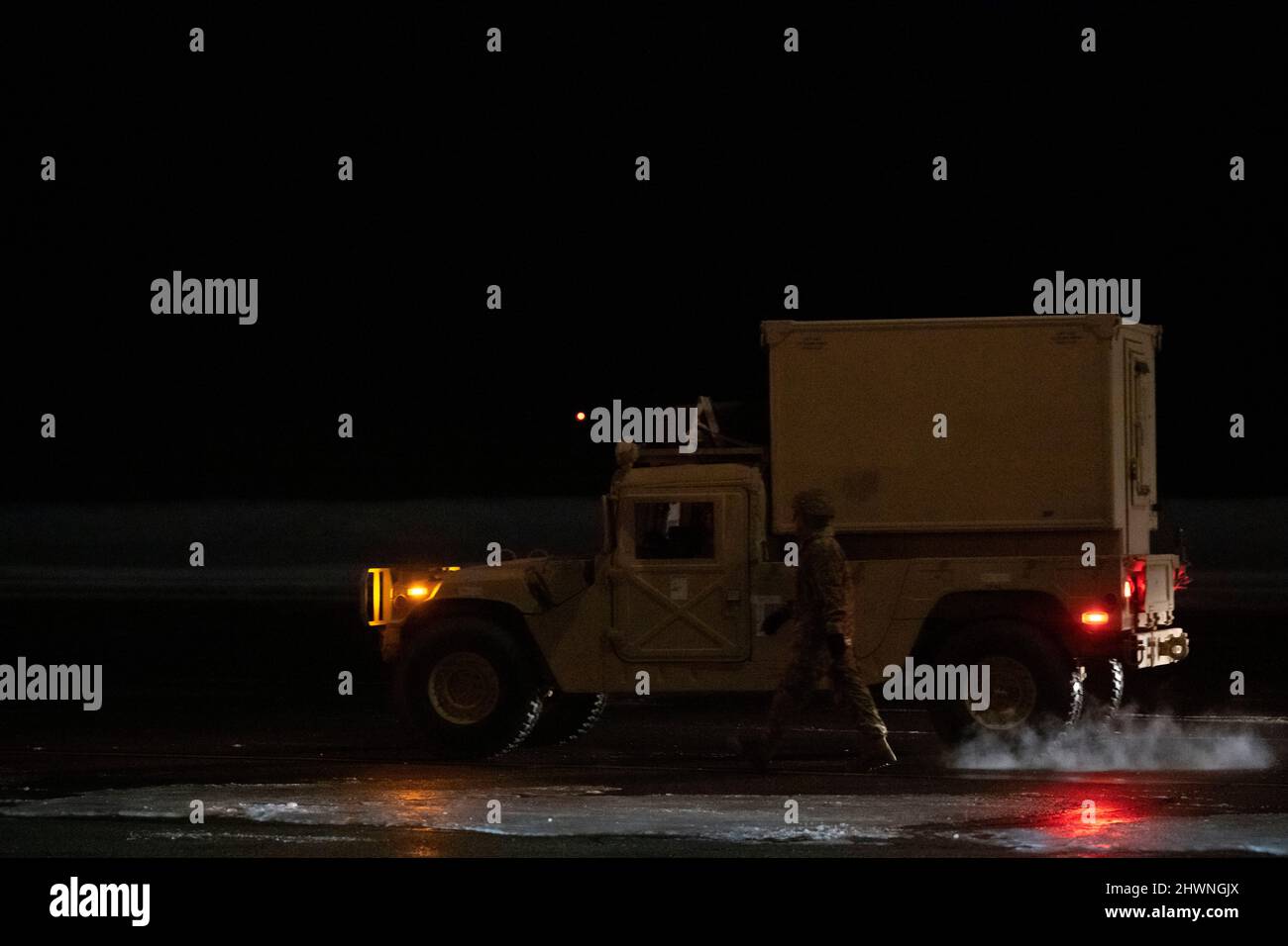 Soldaten der US-Armee entladen einen Humvee zur Übung ARCTIC EDGE 2022 auf der Eielson Air Force Base, Alaska, 1. März 2022. Das Fahrzeug wurde AE22 für simulierte Luft- und Raketenabwehr in kargen arktischen Umgebungen integriert. (USA Luftwaffe Foto von Senior Airman Joseph P. LeVeille) Stockfoto