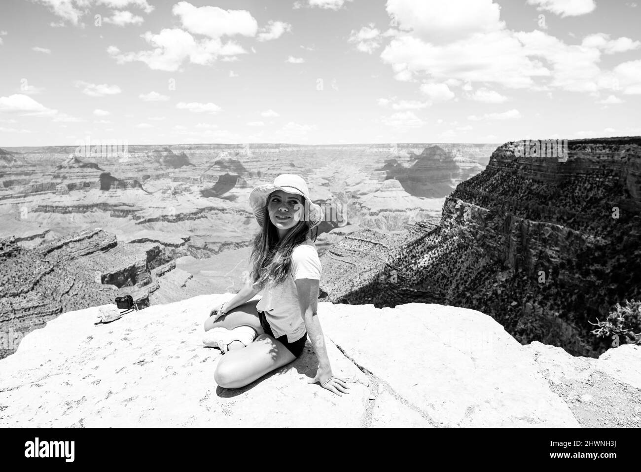 Frau im Grand Canyon National Park. Mädchen auf Panoramabild von Arizona USA vom Südrand. Stockfoto