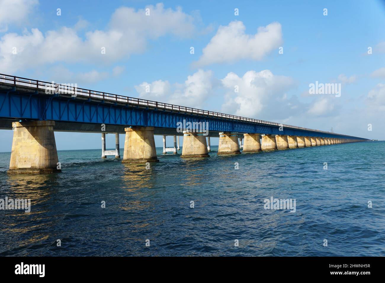 Der Blick auf die Brücke auf der Route US 1 in der Nähe des Florida Keys Overseas Heritage Trail, Florida, USA Stockfoto