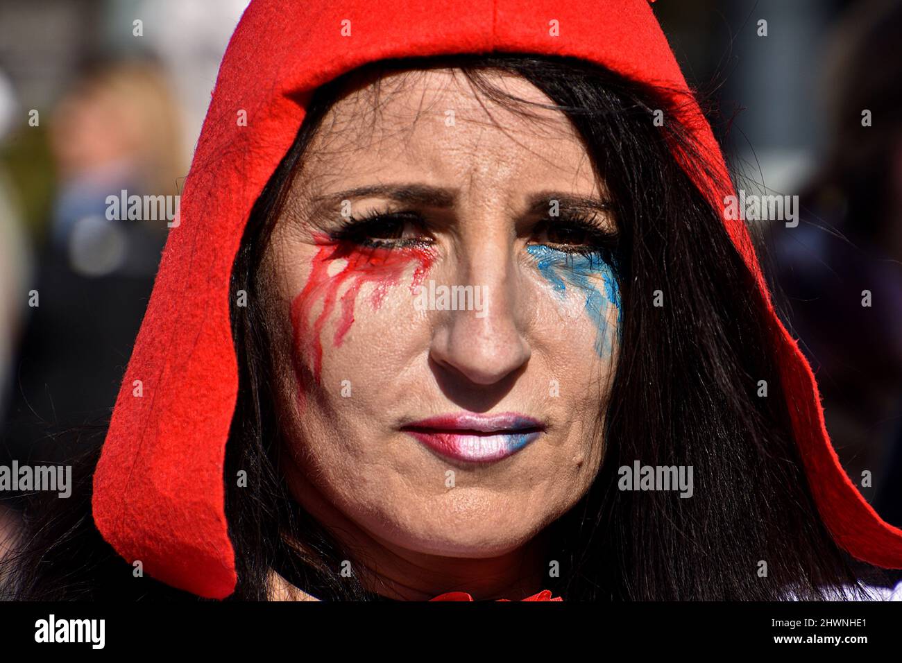 Marseille, Frankreich. 26.. Februar 2022. Eine Frau, die als Marianne mit phrygischer Mütze gekleidet ist, nimmt an der Demonstration Teil. Frauen, die als „Marianne“ (Symbol der Freiheit in Frankreich) gekleidet sind, demonstrieren in Marseille gegen drakonische Maßnahmen wie den von der französischen Regierung verhängten Impfpass. (Foto von Gerard Bottino/SOPA Images/Sipa USA) Quelle: SIPA USA/Alamy Live News Stockfoto