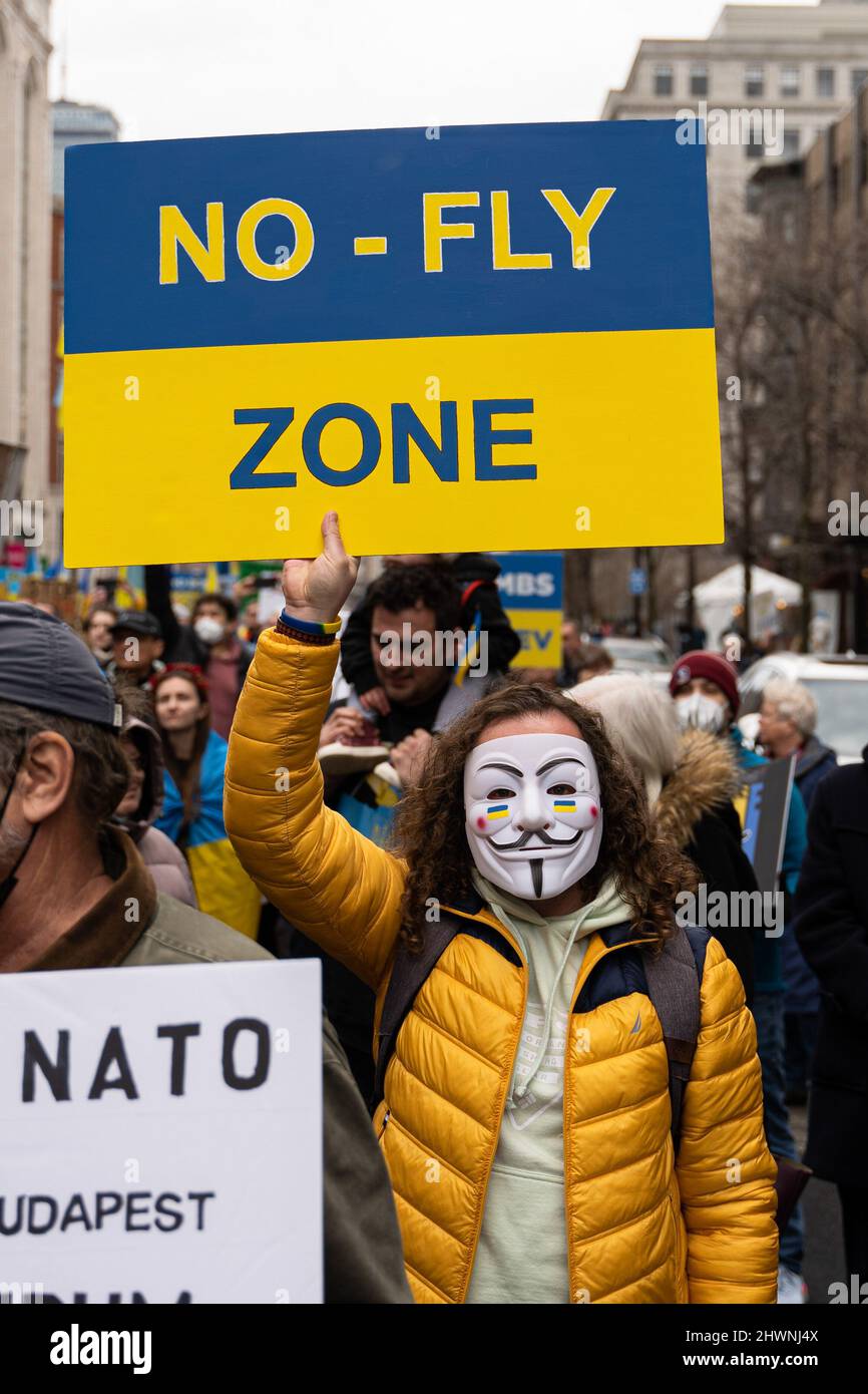 Boston, Usa. 06. März 2022. Ein Demonstrator mit einer fawkes-Maske hält bei einer Kundgebung in Boston ein Schild mit der Aufschrift „Flugverbotszone“. Demonstranten in Boston kamen zusammen, um gemeinsam mit der Ukraine einen friedlichen marsch durch die Innenstadt von Boston zu machen. Die Bürgermeisterin von Boston, Michelle Wu, und die US-Vertreterin Ayanna Pressley waren beide während einer Mahnwache im Boston Common anwesend. Kredit: SOPA Images Limited/Alamy Live Nachrichten Stockfoto