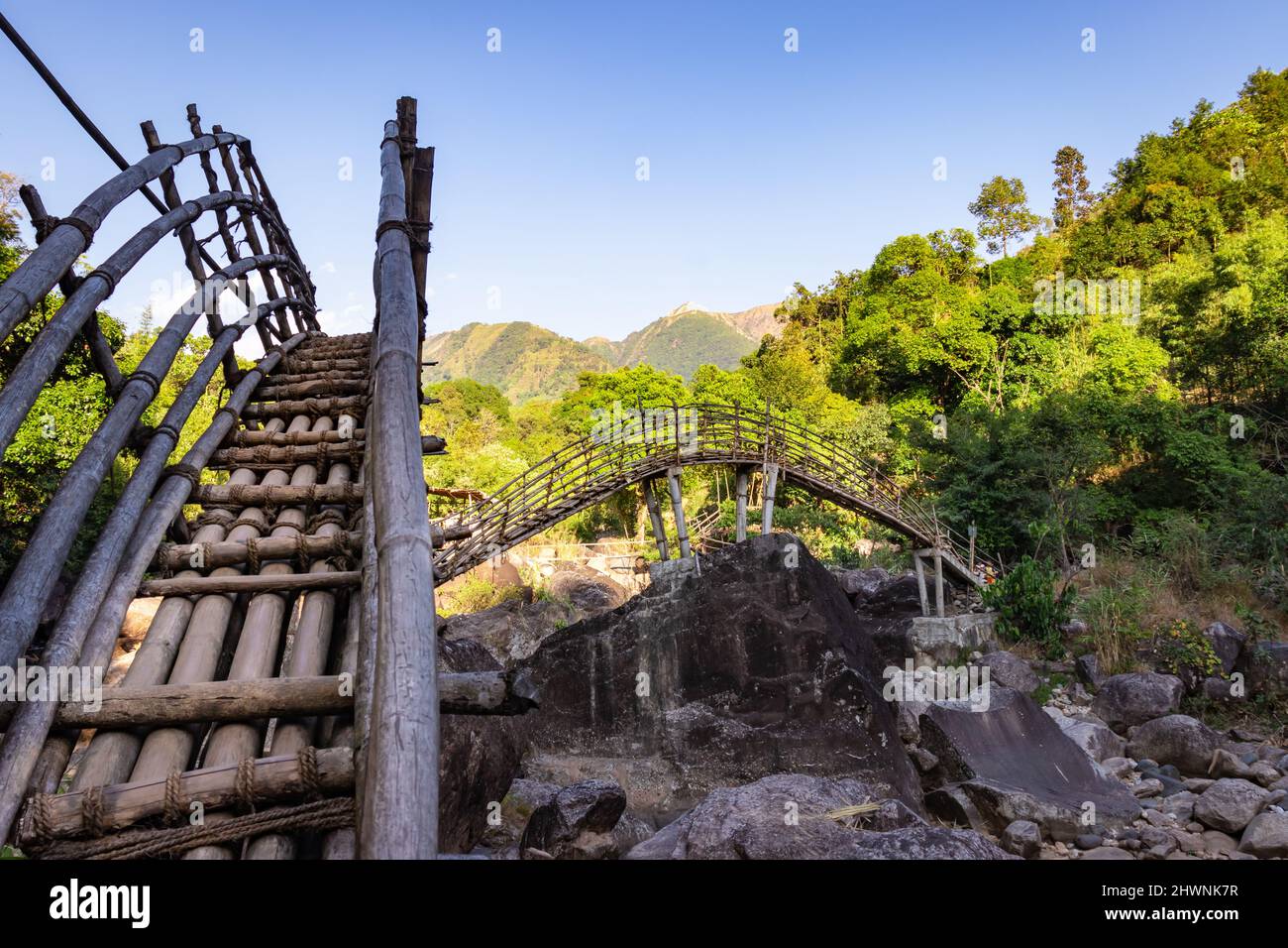 Traditionelle Bambusbrücke für die Überquerung des Flusses am Wald am Morgen aus verschiedenen Blickwinkeln Bild wird am Mawryngkhang Trek meghalaya indien genommen. Stockfoto