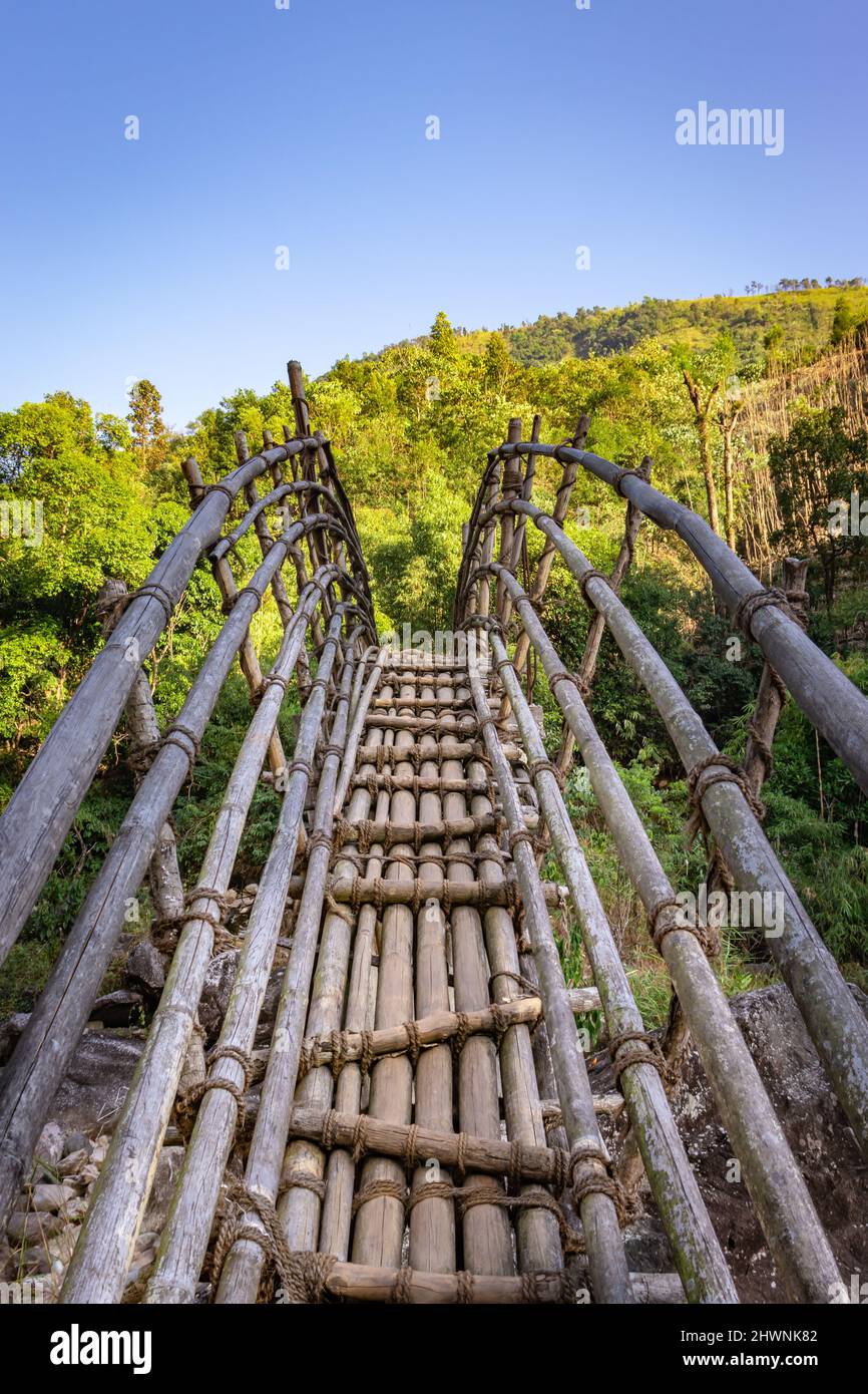 Traditionelle Bambusbrücke für die Überquerung des Flusses am Wald am Morgen aus verschiedenen Blickwinkeln Bild wird am Mawryngkhang Trek meghalaya indien genommen. Stockfoto