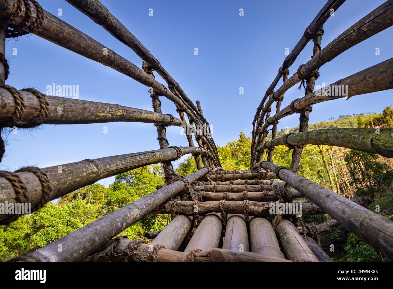 Traditionelle Bambusbrücke für die Überquerung des Flusses am Wald am Morgen aus verschiedenen Blickwinkeln Bild wird am Mawryngkhang Trek meghalaya indien genommen. Stockfoto