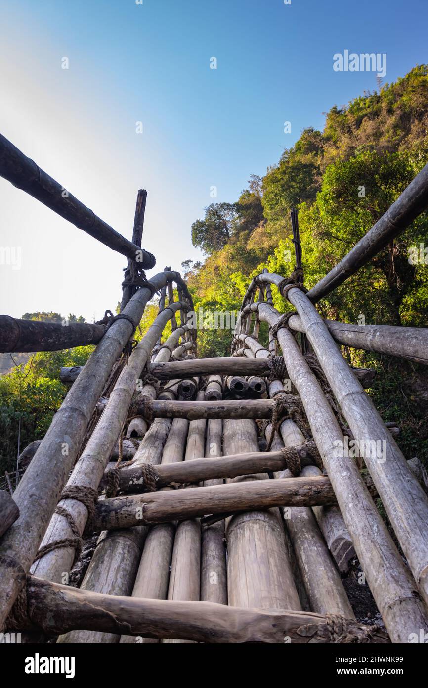 Traditionelle Bambusbrücke für die Überquerung des Flusses am Wald am Morgen aus verschiedenen Blickwinkeln Bild wird am Mawryngkhang Trek meghalaya indien genommen. Stockfoto