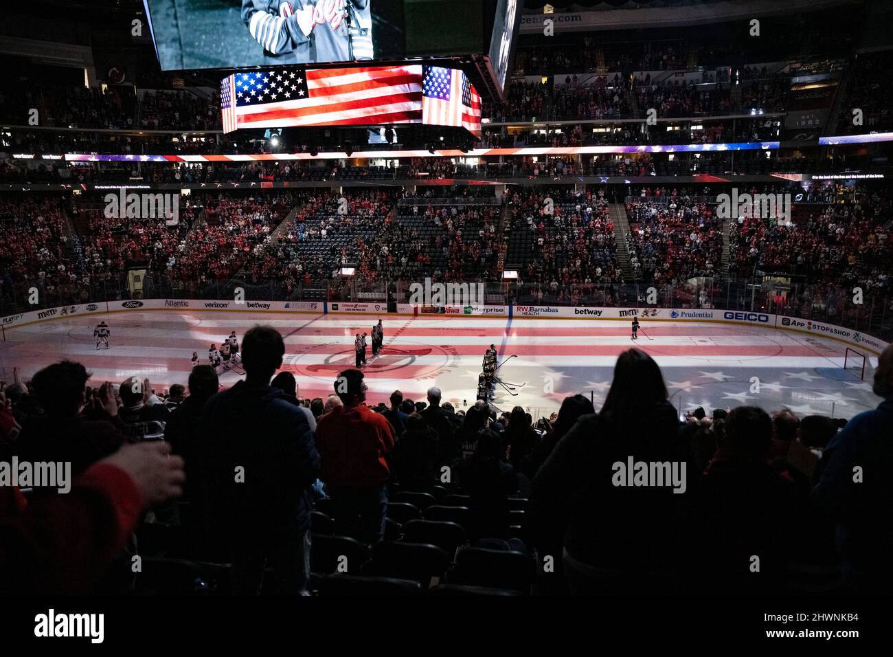 Newark, New Jersey, USA. 6. März 2022. 5. März 2022 Newark, New Jersey: Die  amerikanische Nationalhymne spielt im Prudential Center, während die New  Jersey Devils im Begriff sind, sich gegen die St.