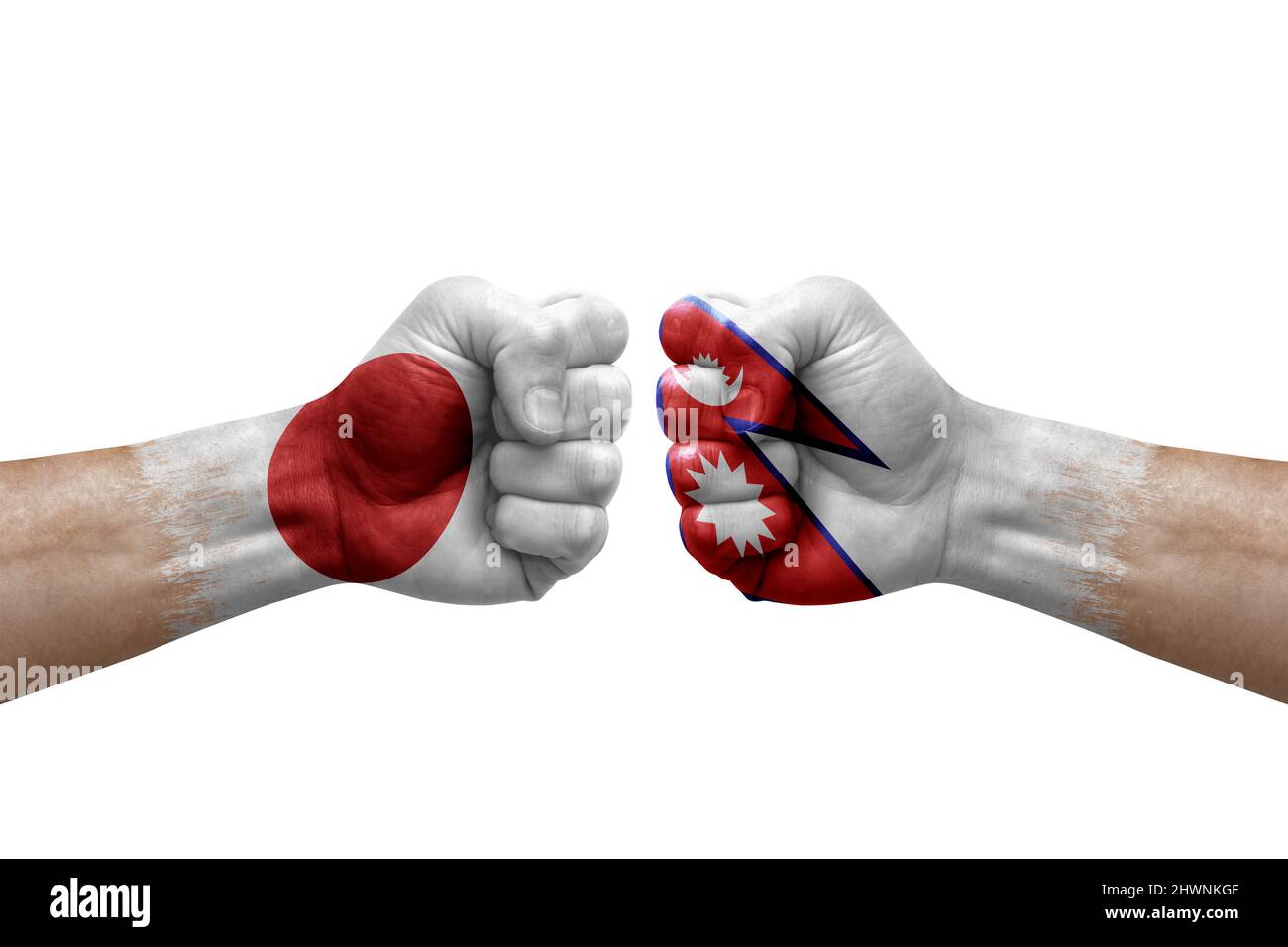 Zwei Hände schlagen sich gegenseitig auf weißem Hintergrund zu. Länderflaggen bemalten Fäuste, Konfliktkrisenkonzept zwischen japan und nepal Stockfoto