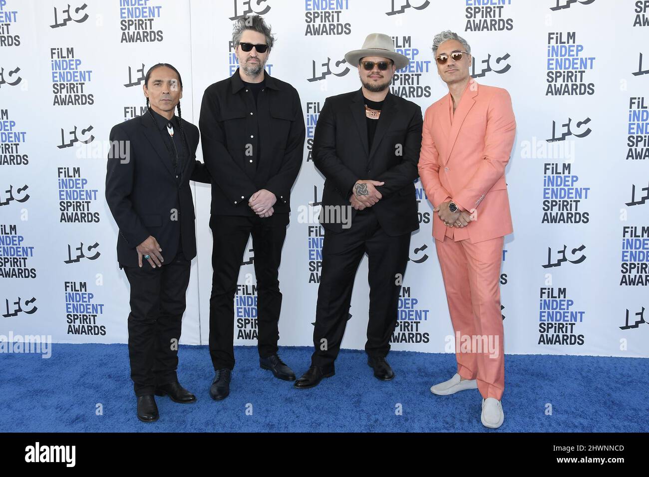 Los Angeles, USA. 06. März 2022. Zahn McClarnon, Garrett Basch, Sterlin Harjo und Taika Waititi nehmen an den Film Independent Spirit Awards 2022 Teil, die am Sonntag, dem 6. März 2022, am Santa Monica Beach in Santa Monica, CA, verliehen wurden. (Foto: Sthanlee B. Mirador/Sipa USA) Quelle: SIPA USA/Alamy Live News Stockfoto