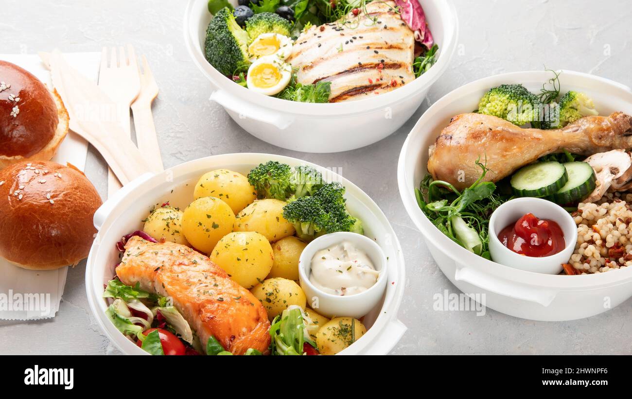 Gesunde Mahlzeiten in Lunchboxen auf hellem Hintergrund vorbereiten. Diät Essen Konzept. Stockfoto