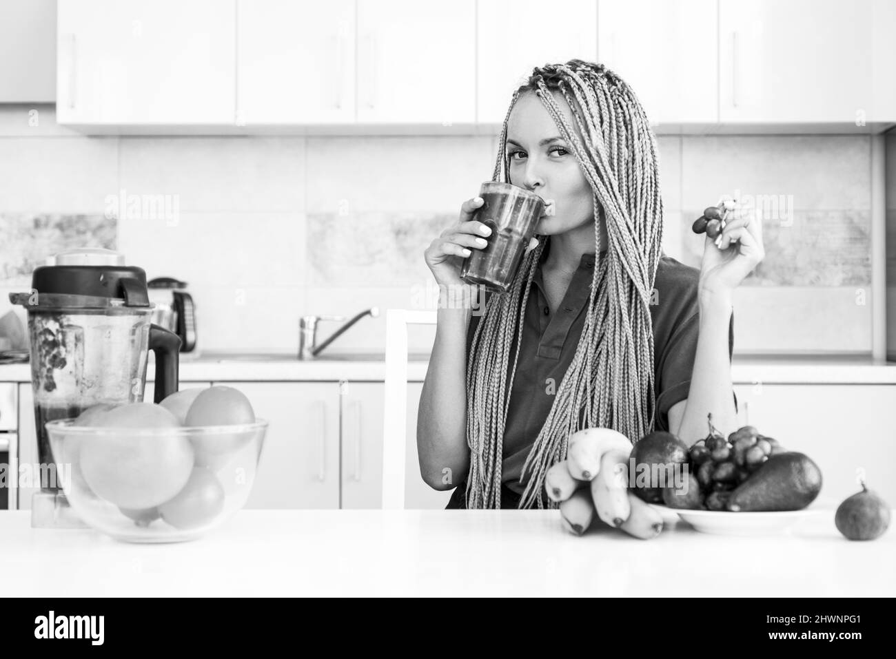 Entgiftung. Weibliche Hand hält ein Glas frischen Bio-Smoothie mit Spinat. Fitness und Ernährung. Bio-Lebensmittel und Vitamin. Athletische junge Frau Stockfoto