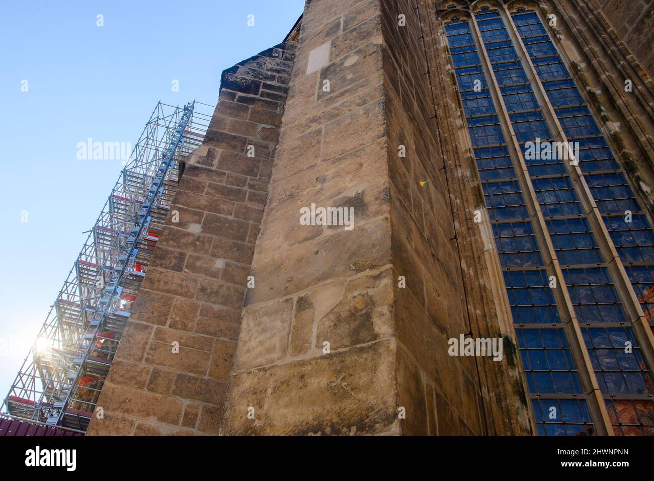 PRODUKTION - 02. März 2022, Sachsen-Anhalt, Halberstadt: Gerüste sind an der Fassade des Halberstädter Doms zu sehen. Der Fels war von einer Stütze auf dem dort gefallen. Nun müsste die Säule renoviert werden. Während der Arbeit mit den Denkmälern kommen immer wieder unerwartete Dinge ans Licht, die Pläne aus dem Kilter werfen, zu zusätzlichen Kosten führen oder Maßnahmen verlängern. Der Bund und das Land Sachsen-Anhalt stellen 200 Millionen Euro für die Restaurierung wichtiger Kulturdenkmäler zur Verfügung - aber der Start des Sonderinvestitionsprogramms steht noch lange bevor. Da ist ein Stockfoto