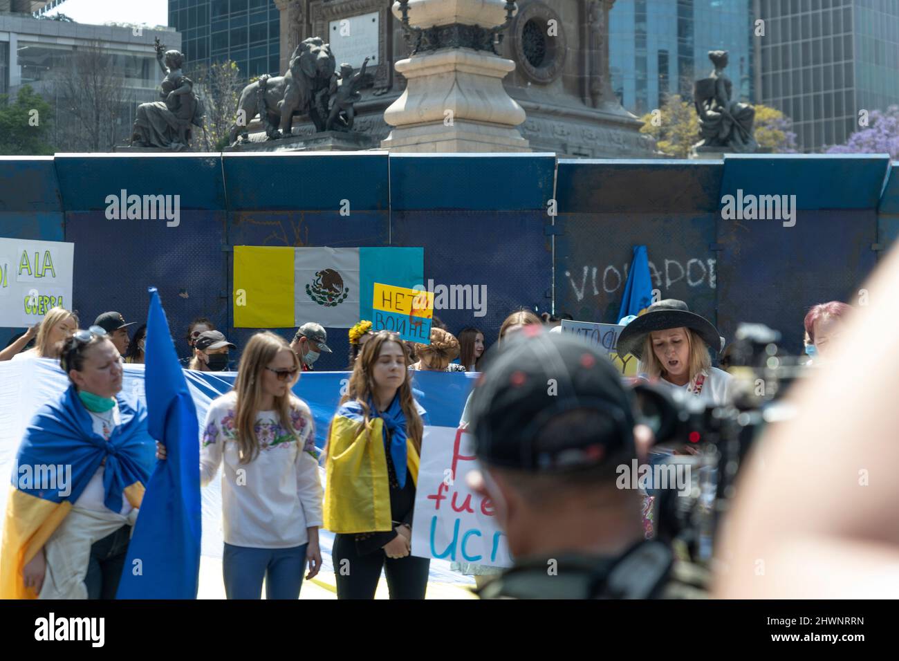 Anti-Kriegs-Proteste in Mexiko-Stadt ukrainische Unterstützerdemonstration in der Reforma-Straße. Flaggen, Empörung und eine große Gruppe von Menschen gehen. Stockfoto