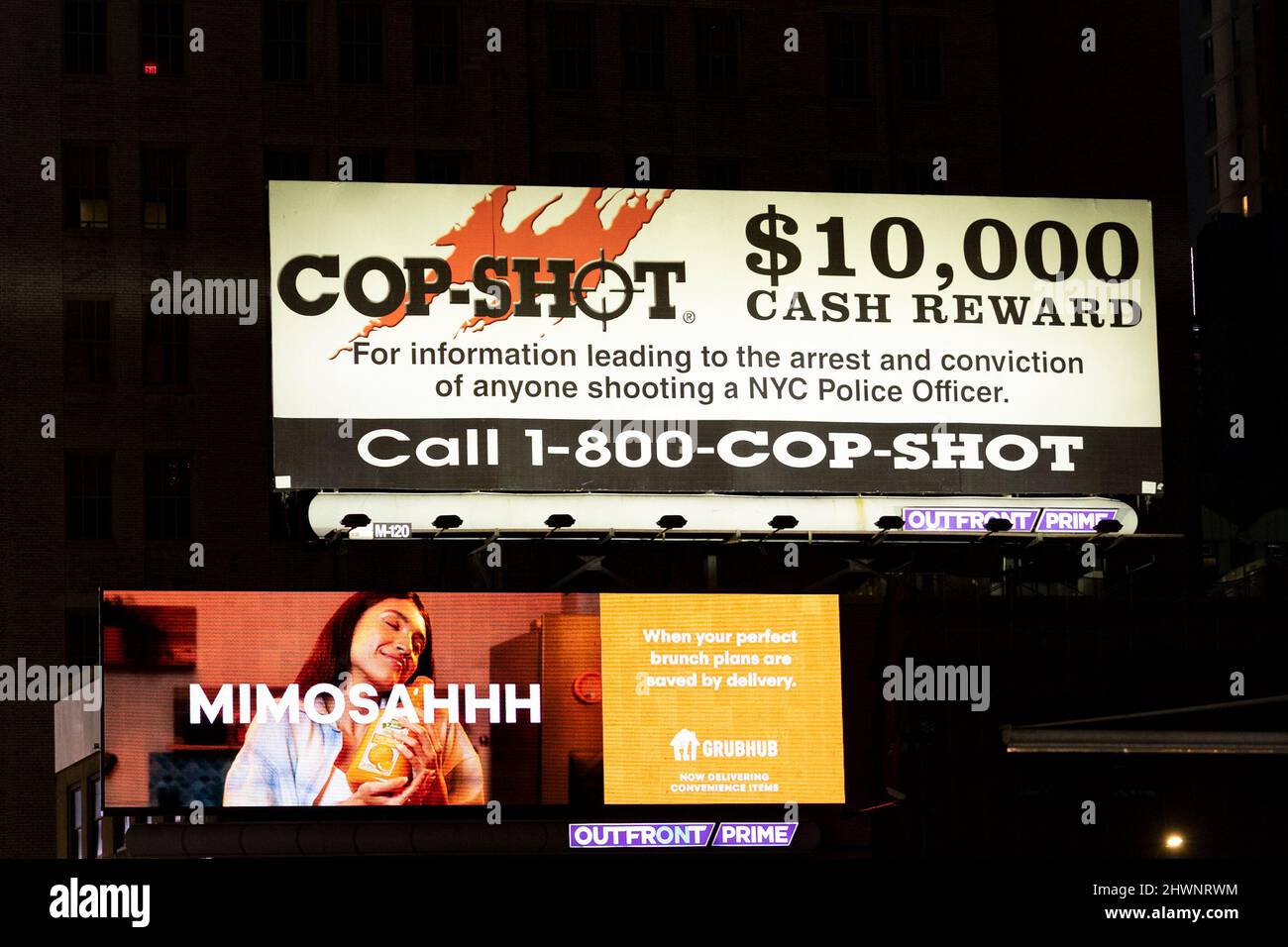 New York, New York, USA. 5. März 2022. 5. März 2022 New York, USA: Eine Werbung der NYPD für die 1-800-Cop-Shot-Hotline, die Tipps zu den Erschießungen von Polizisten am Times Square in Midtown berichtet. (Bild: © Taidgh Barron/ZUMA Press Wire) Stockfoto