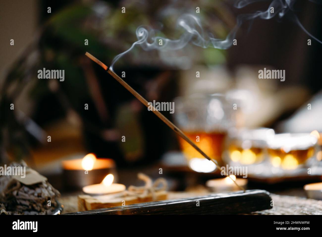 Brennender Duft Räucherstäbchen. Entspannend, Stressabbau, Meditationsrauch, erfrischend, Sinnlichkeit anregend Räucherstäbchen für Aromatherapie mit Kerze Stockfoto