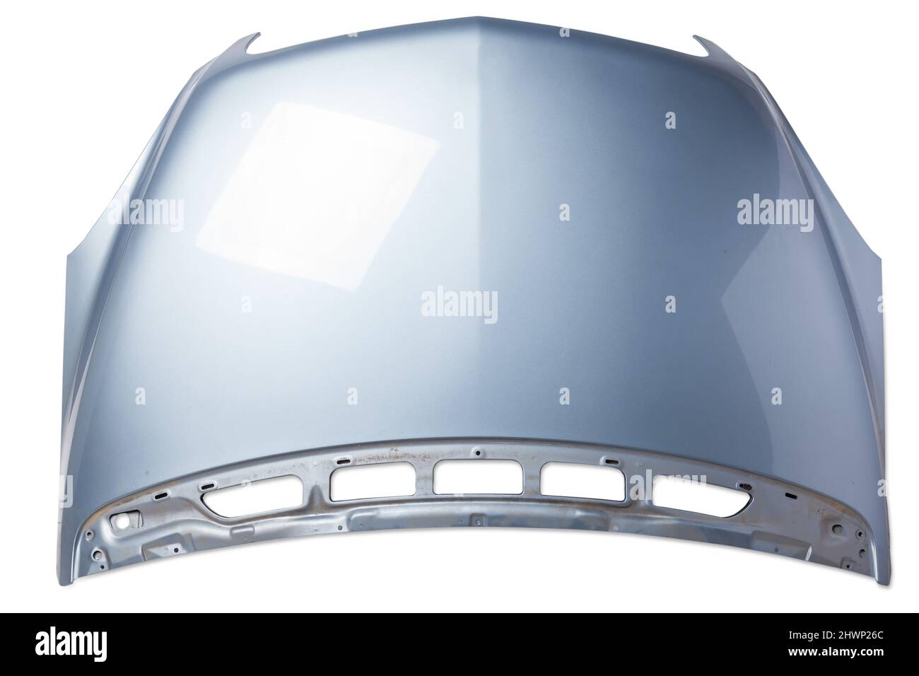 Blaue Eisenhaube auf einem isolierten Hintergrund in einem Fotostudio separat nach dem Färben und Begradigen. Motorhaube in einem Autoservice zum Verkauf. Stockfoto