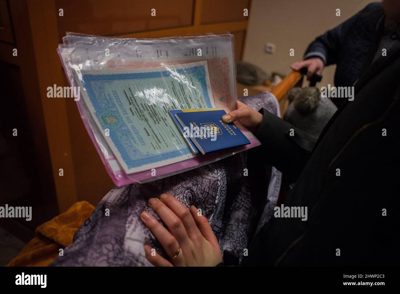 Border Passeport Check Ustrzyki Dolne koordiniert die Hilfe für Flüchtlinge, die die Grenze überqueren. Es hilft Ukrainern, die in Polen bleiben, und Menschen in Not in der Ukraine durch Konvoi. Ustrzyki Dolne, Polen am 6. März 2022. Foto von Nathan Laine/ABACAPRESS.COM Stockfoto