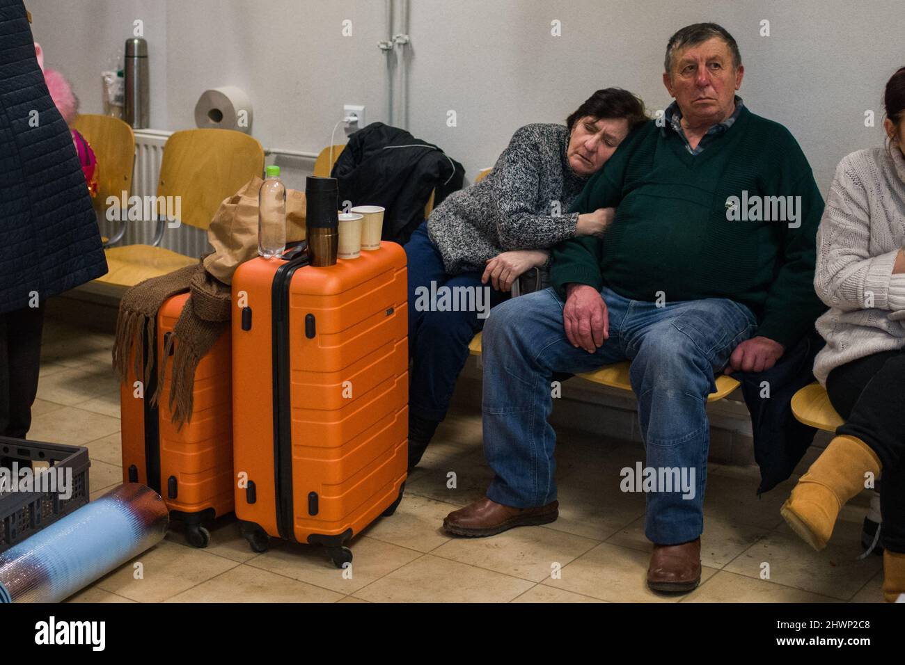 Border Passeport Check Ustrzyki Dolne koordiniert die Hilfe für Flüchtlinge, die die Grenze überqueren. Es hilft Ukrainern, die in Polen bleiben, und Menschen in Not in der Ukraine durch Konvoi. Ustrzyki Dolne, Polen am 6. März 2022. Foto von Nathan Laine/ABACAPRESS.COM Stockfoto