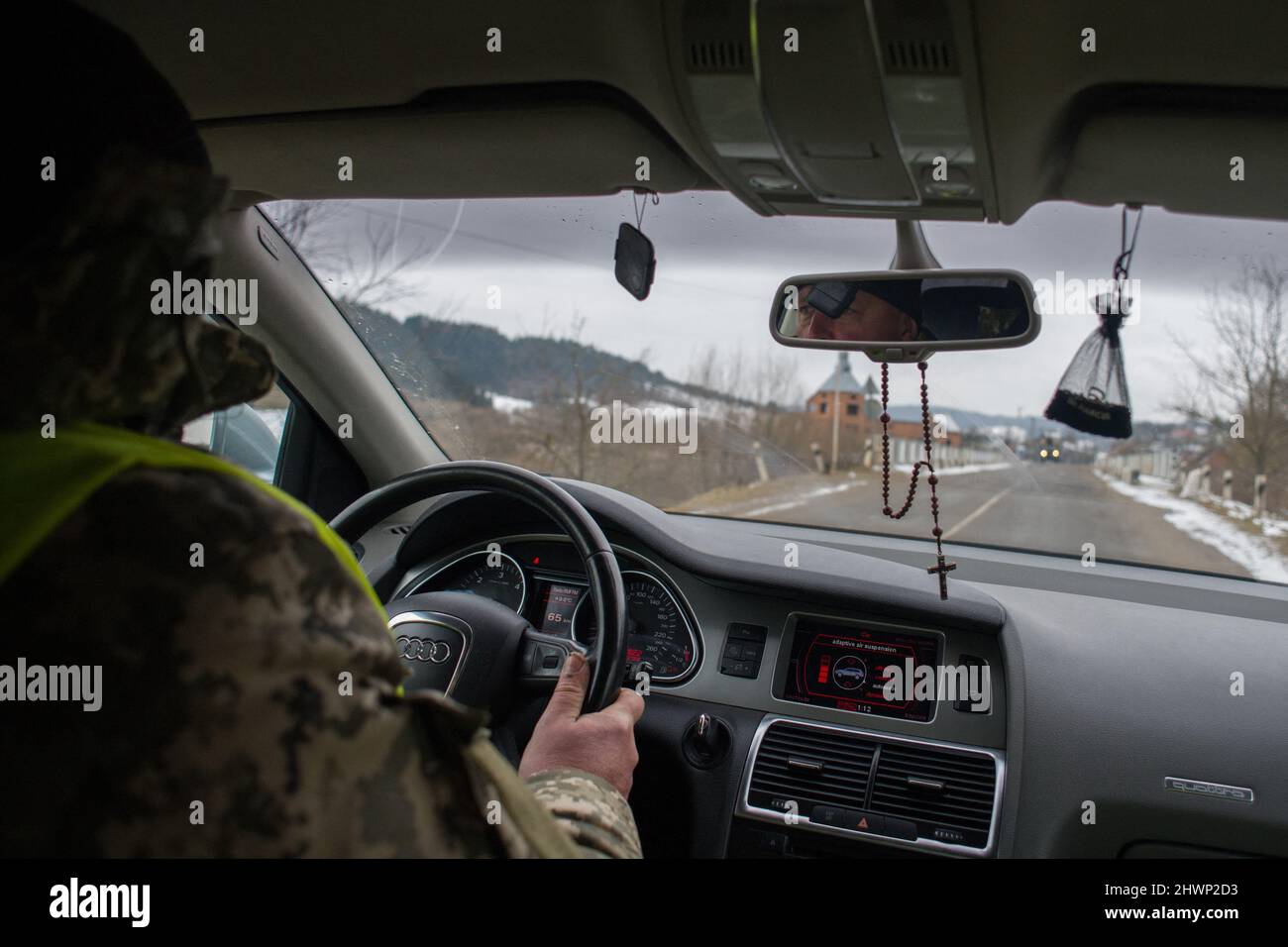 Ukrainischer Soldat fährt an die Grenze. Ustrzyki Dolne koordiniert die Hilfe für Flüchtlinge, die die Grenze überqueren. Es hilft Ukrainern, die in Polen bleiben, und Menschen in Not in der Ukraine durch Konvoi. Ustrzyki Dolne, Polen am 6. März 2022. Foto von Nathan Laine/ABACAPRESS.COM Stockfoto