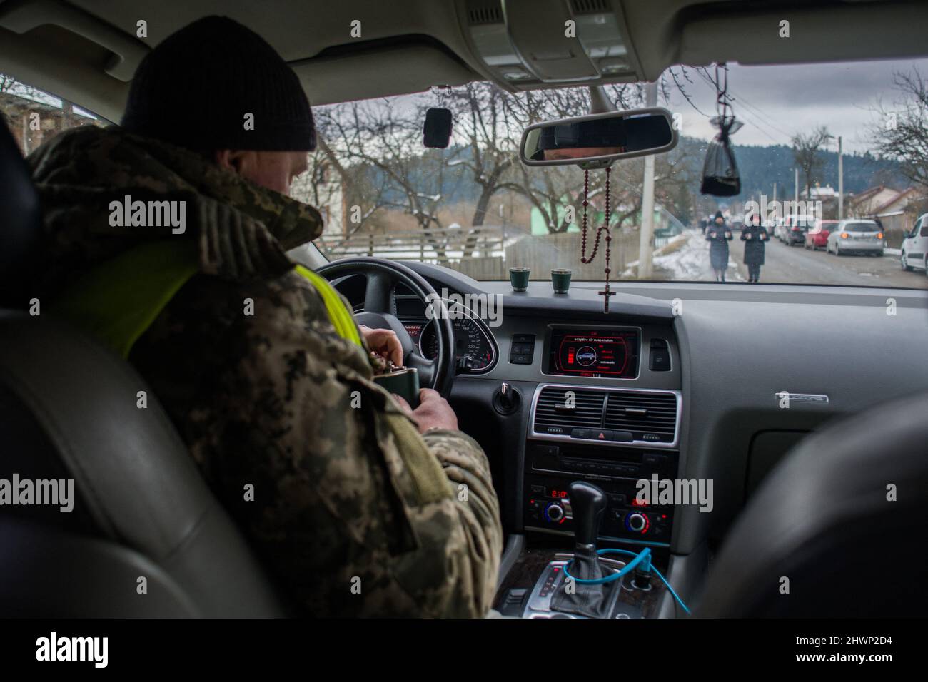 Ukrainischer Soldat fährt an die Grenze. Ustrzyki Dolne koordiniert die Hilfe für Flüchtlinge, die die Grenze überqueren. Es hilft Ukrainern, die in Polen bleiben, und Menschen in Not in der Ukraine durch Konvoi. Ustrzyki Dolne, Polen am 6. März 2022. Foto von Nathan Laine/ABACAPRESS.COM Stockfoto
