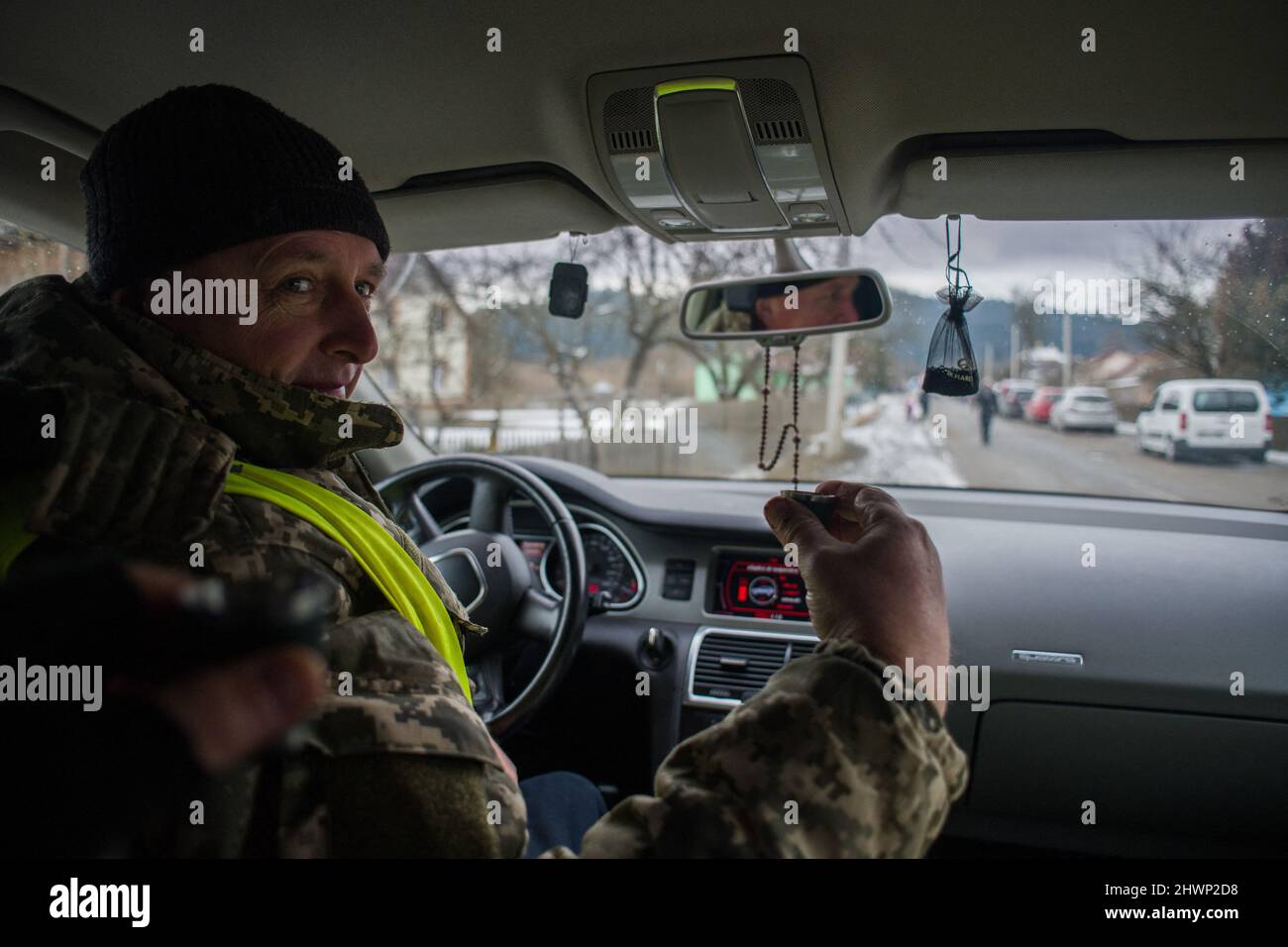 Ukrainischer Soldat fährt an die Grenze. Ustrzyki Dolne koordiniert die Hilfe für Flüchtlinge, die die Grenze überqueren. Es hilft Ukrainern, die in Polen bleiben, und Menschen in Not in der Ukraine durch Konvoi. Ustrzyki Dolne, Polen am 6. März 2022. Foto von Nathan Laine/ABACAPRESS.COM Stockfoto